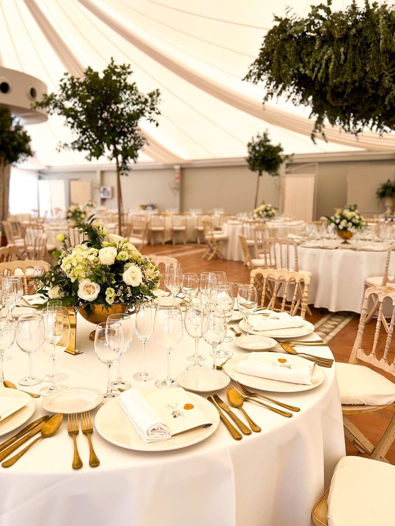 La cubertería dorada, a juego con parte de la decoración, aporta sofisticación al conjunto de la mesa