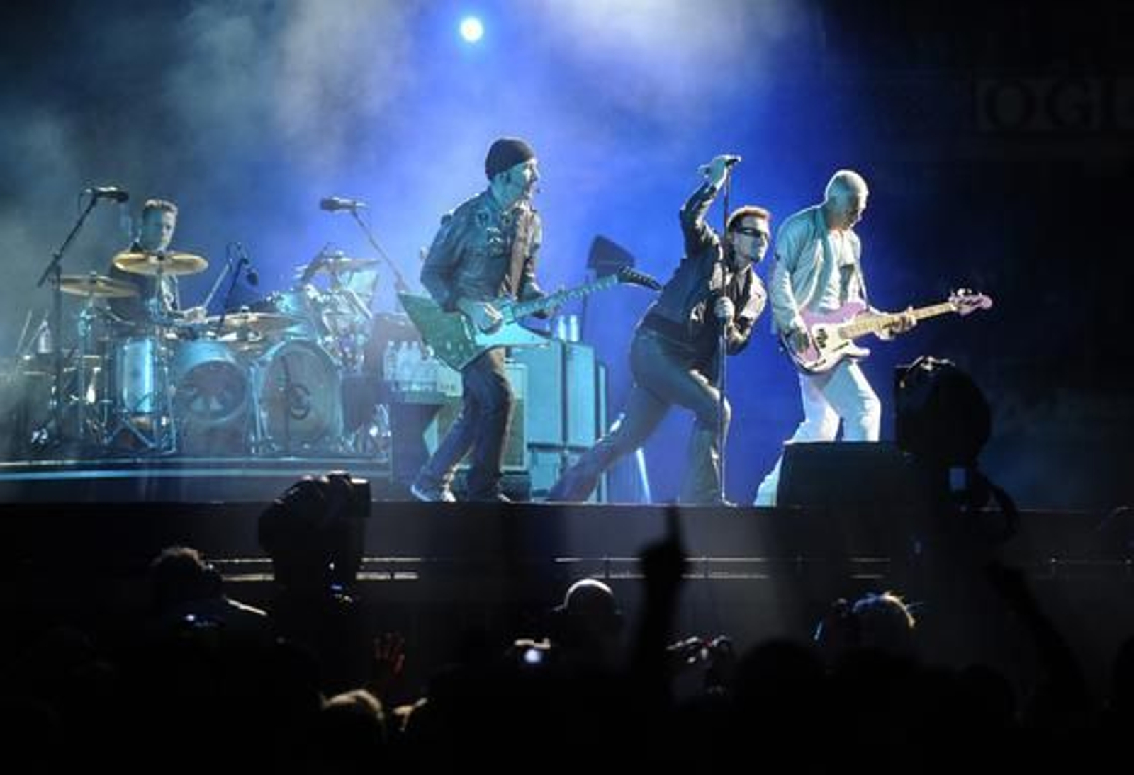 La banda irlandesa U2 convence a sus seguidores en San Sebastián. / EFE, AFP, Reuters