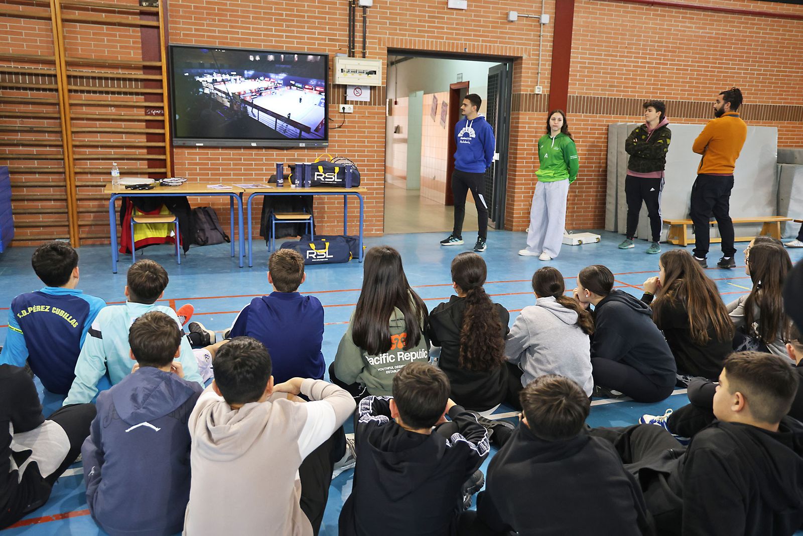 Exhibición práctica con alumnos y alumnas para promocionar el Campeonato de Europa de Bádminton en Huelva