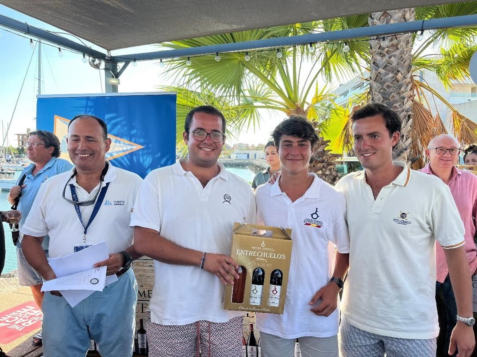 Miguel Domecq  Montijano con los hermanos Joaquín y Javier Moreno, durante la entrega de trofeos.