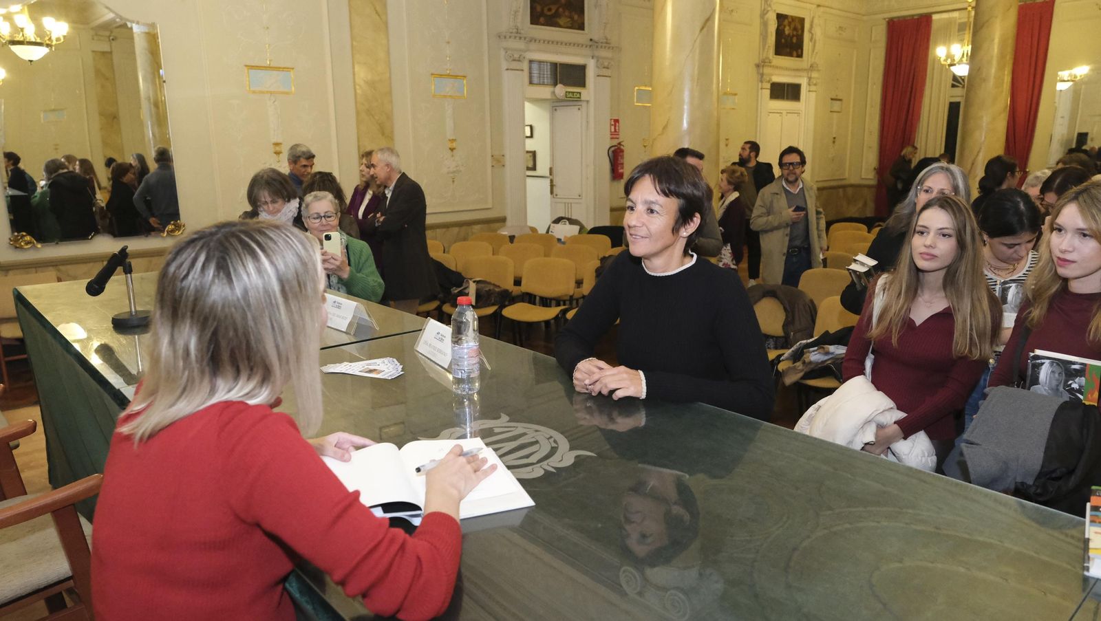 Imágenes del Diario de los Libros con la finalista del Premio Planeta 2024, Beatriz Serrano
