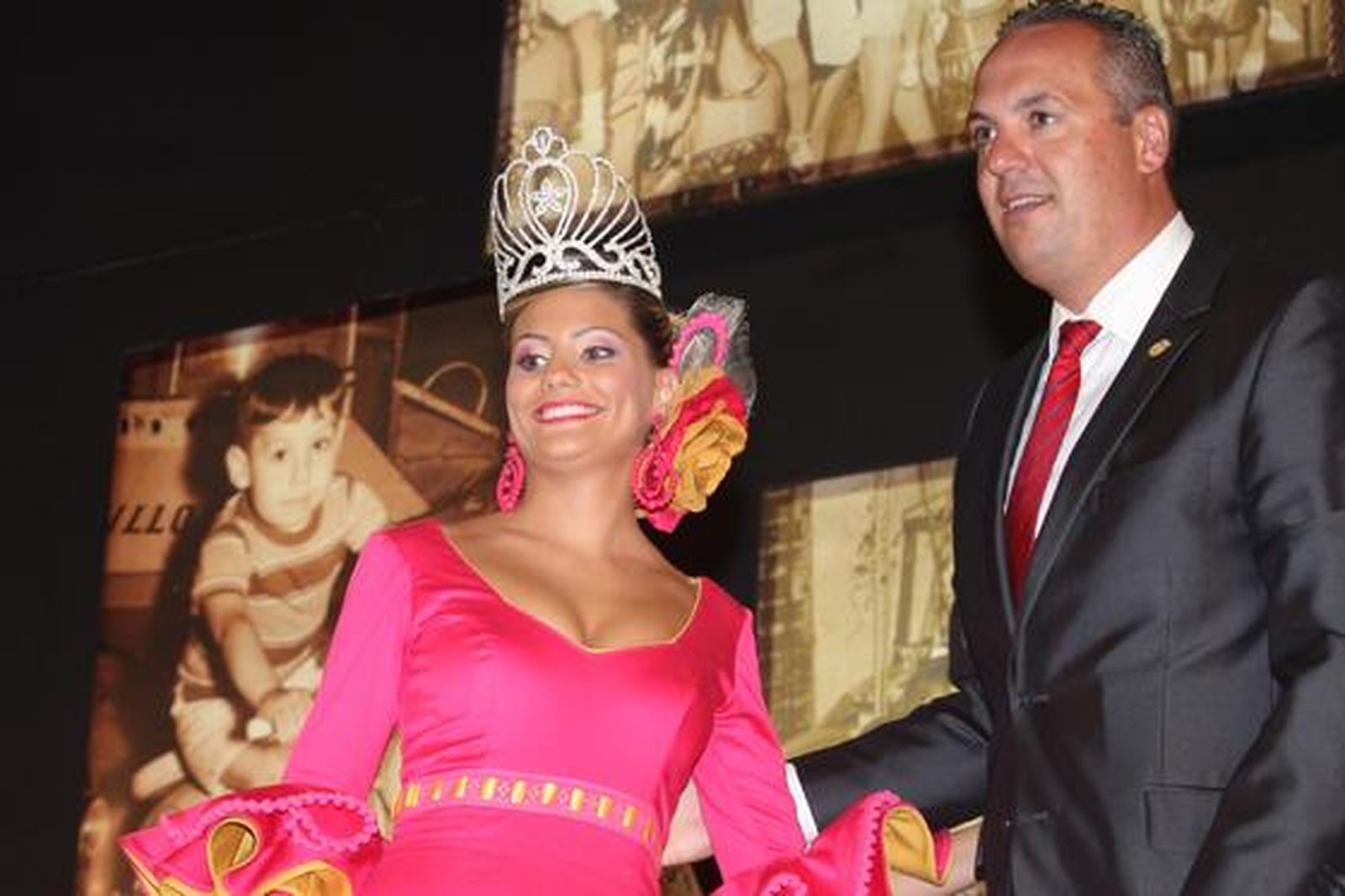 El acto de coronación de las reinas infantil y juvenil precedió al pregón a cargo del escritor Francisco Muñoz. 

Foto: Paco Guerrero