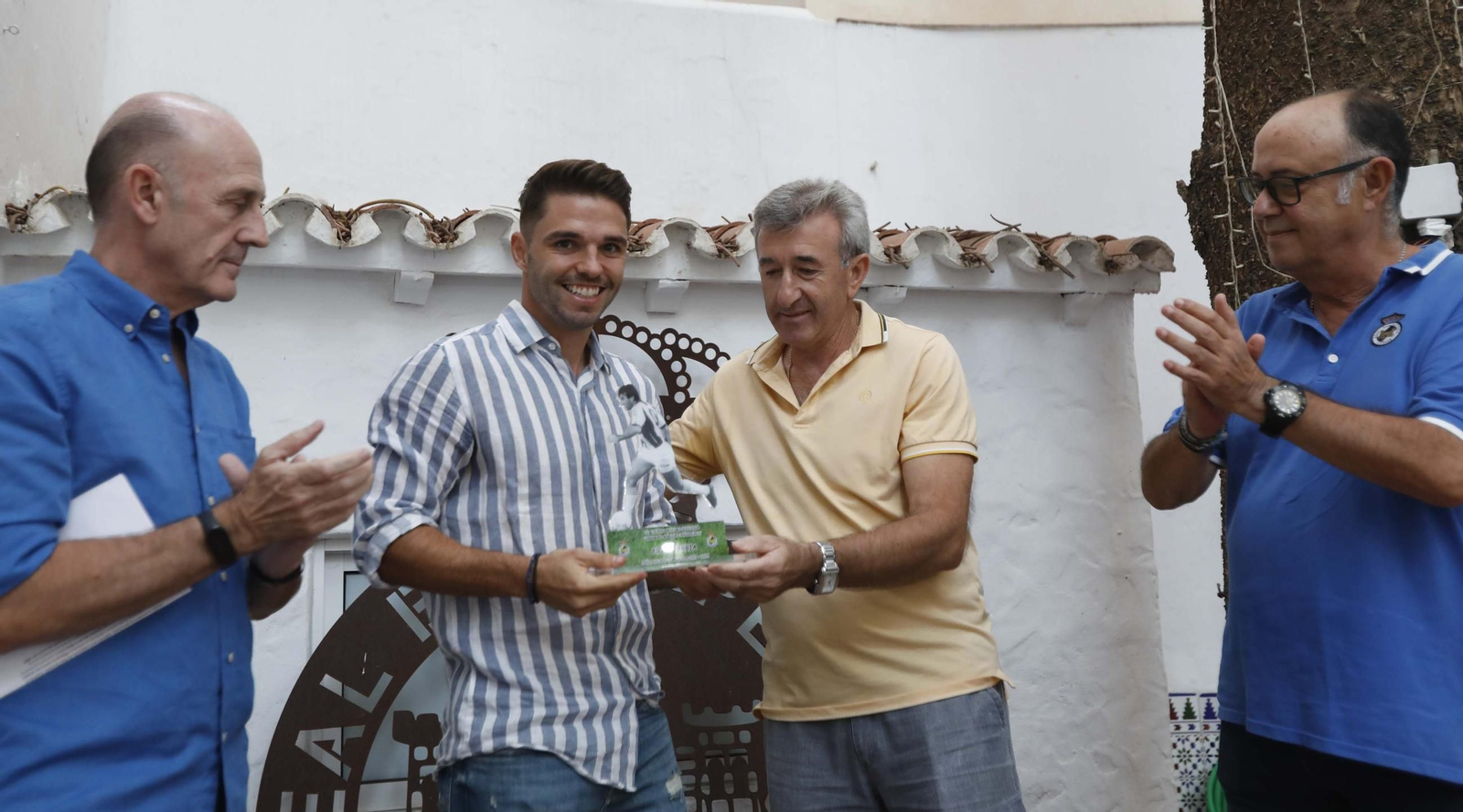 Las fotos de la entrega del trofeo a Marc Carbia como máximo goleador en la Peña Balona
