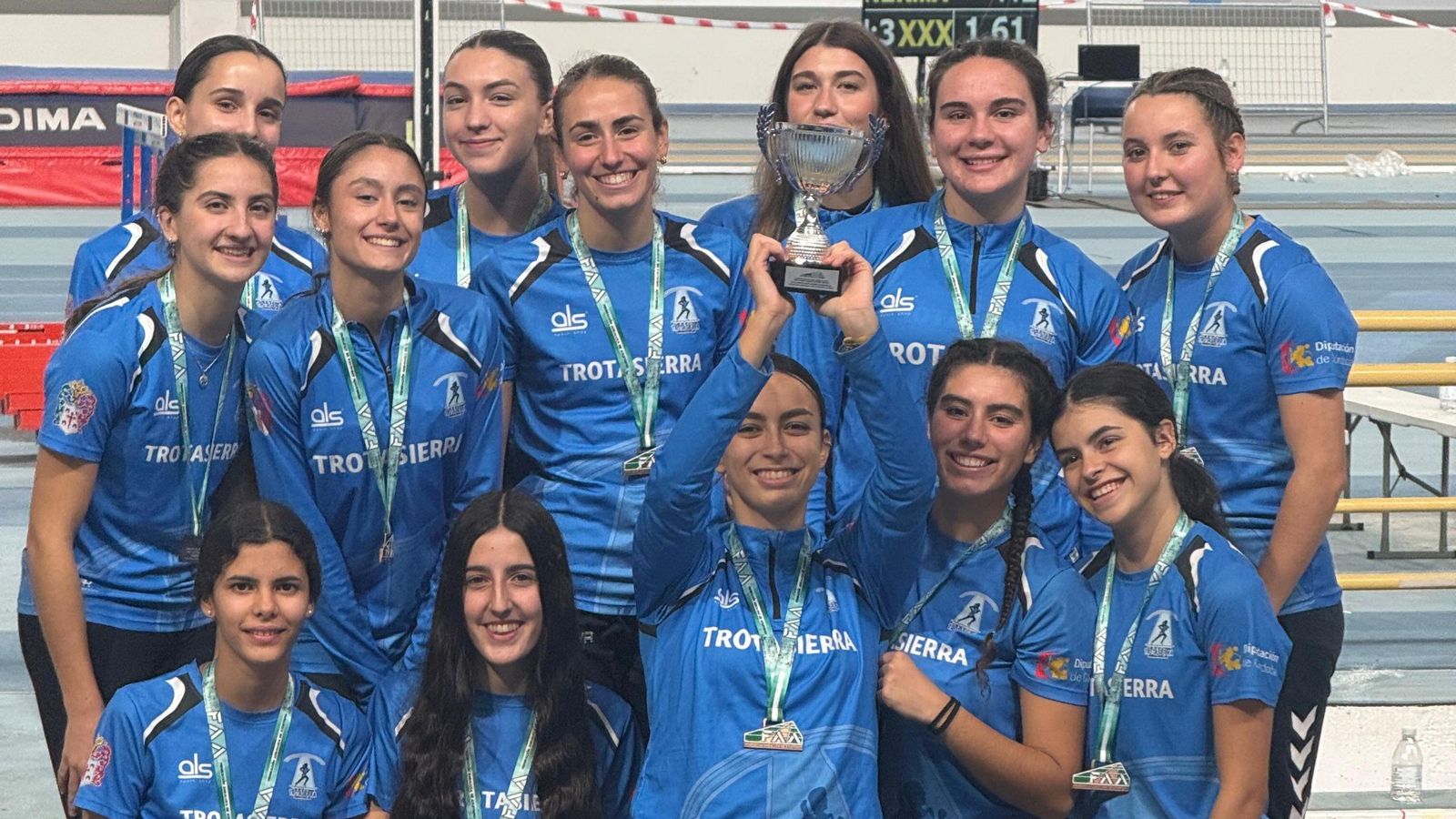 El equipo femenino del Trotasierra celebra su bronce en Antequera.