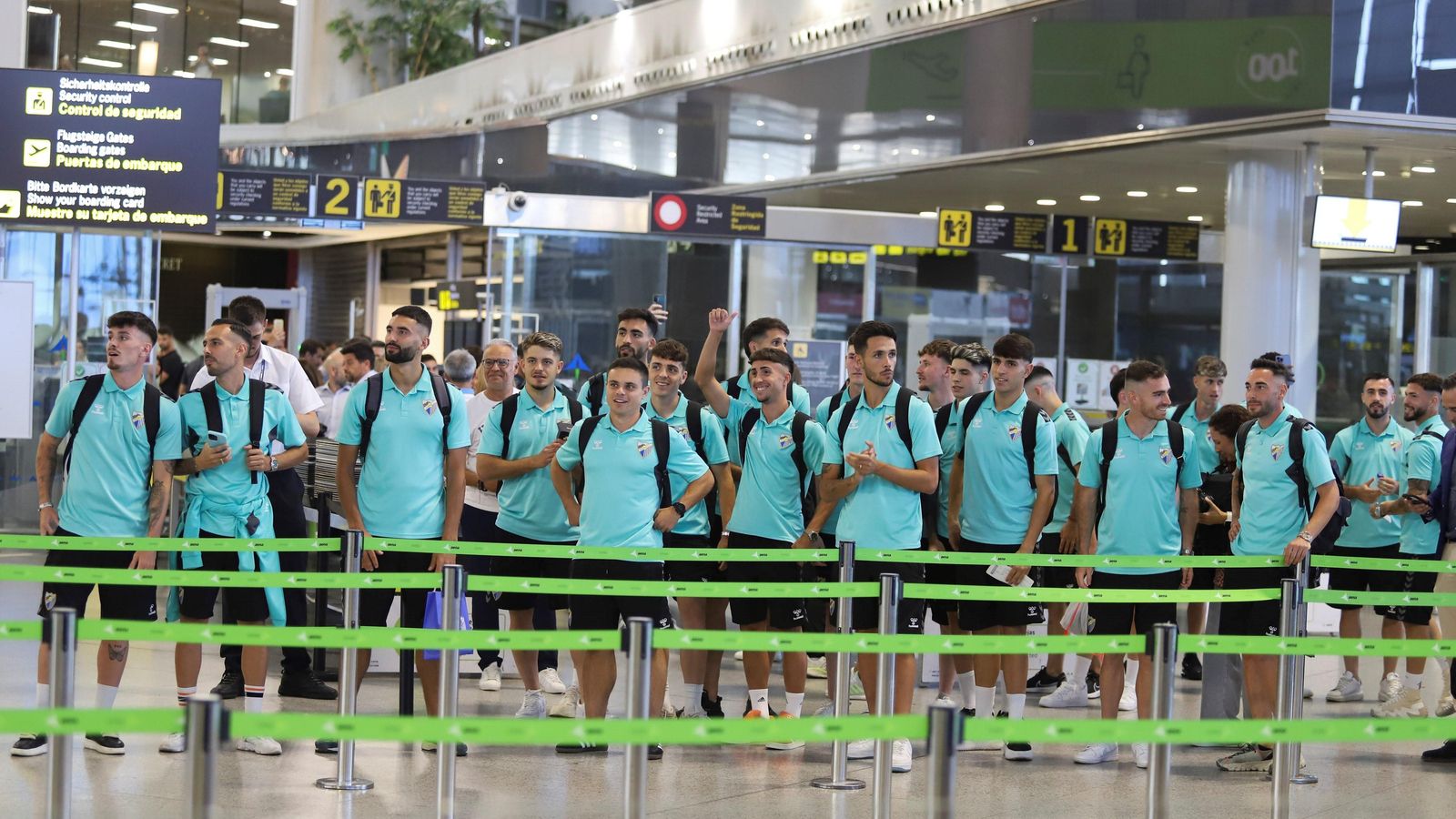 Las fotos de la afición despidiendo al Málaga en el aeropuerto antes de ir a Tarragona
