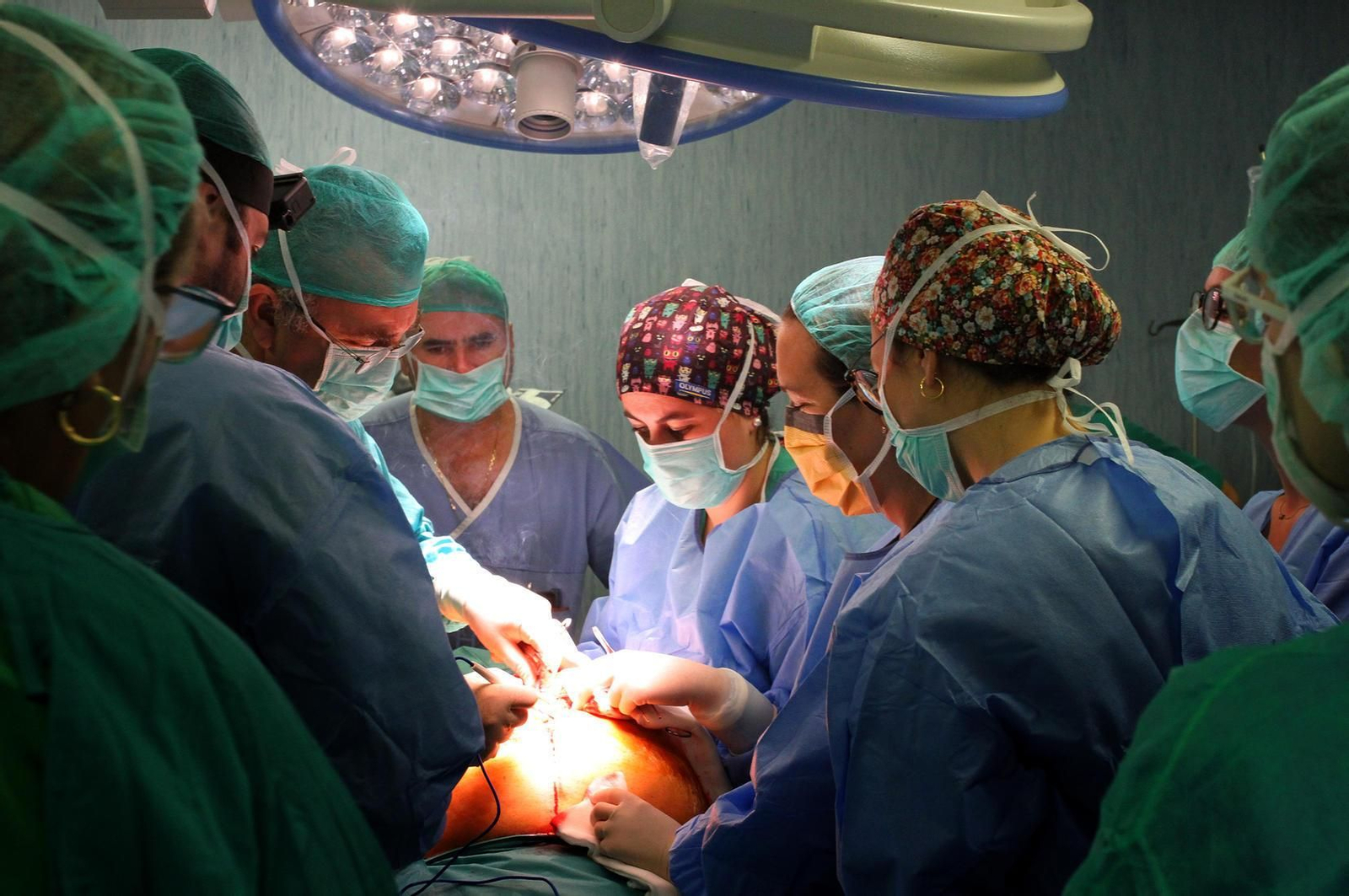 Personal sanitario en una intervención quirúrgica en el Infanta Elena.