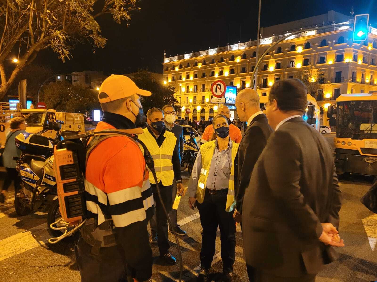 El alcalde durante una visita al dispositivo en la calle.