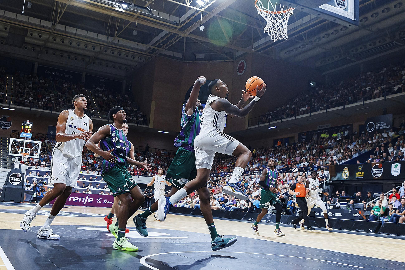 El Real Madrid - Unicaja, final de la Supercopa, en fotos