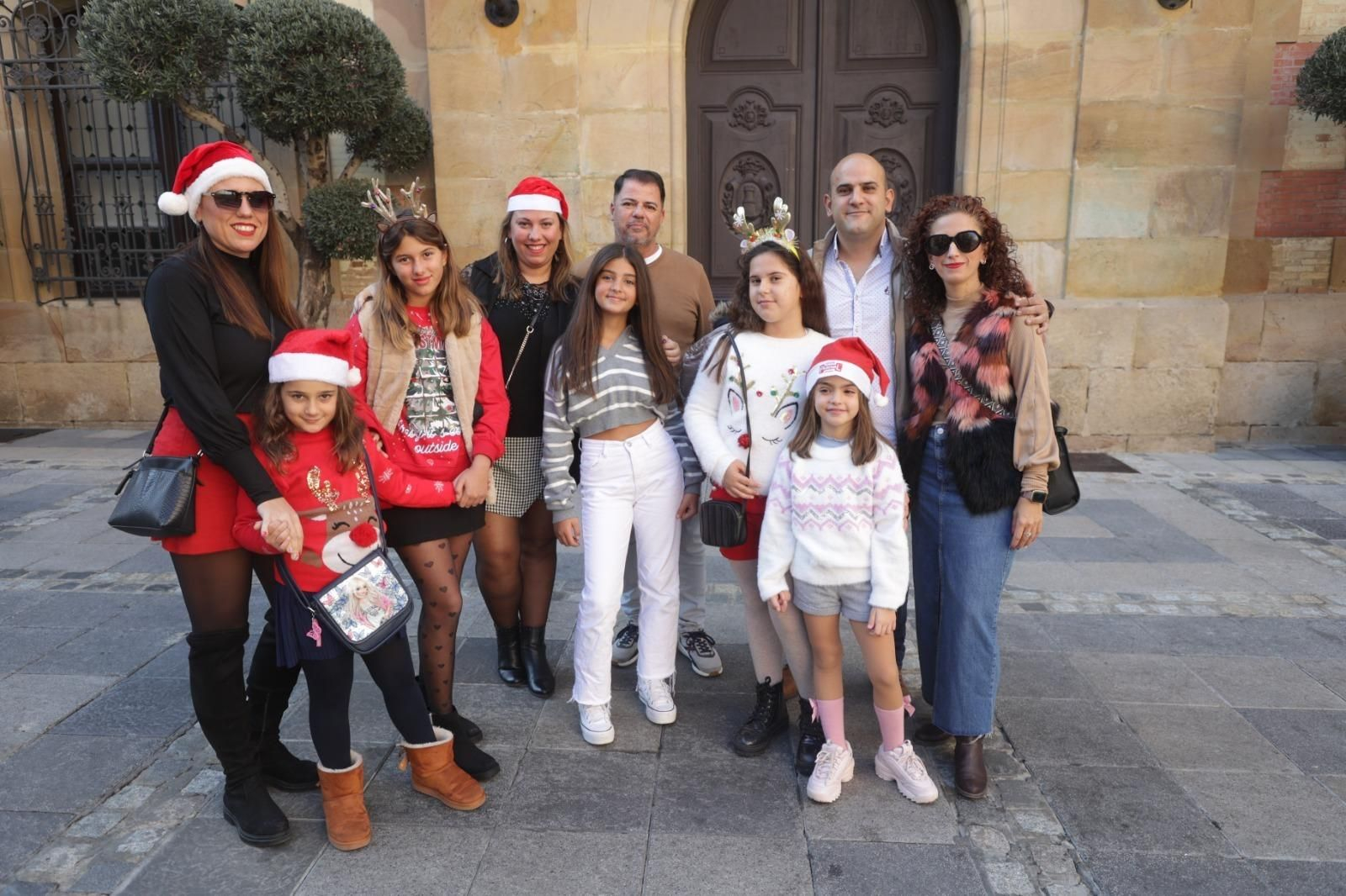 Familiares y amigos celebran el 24 de diciembre a las puertas del Ayuntamiento de Algeciras.