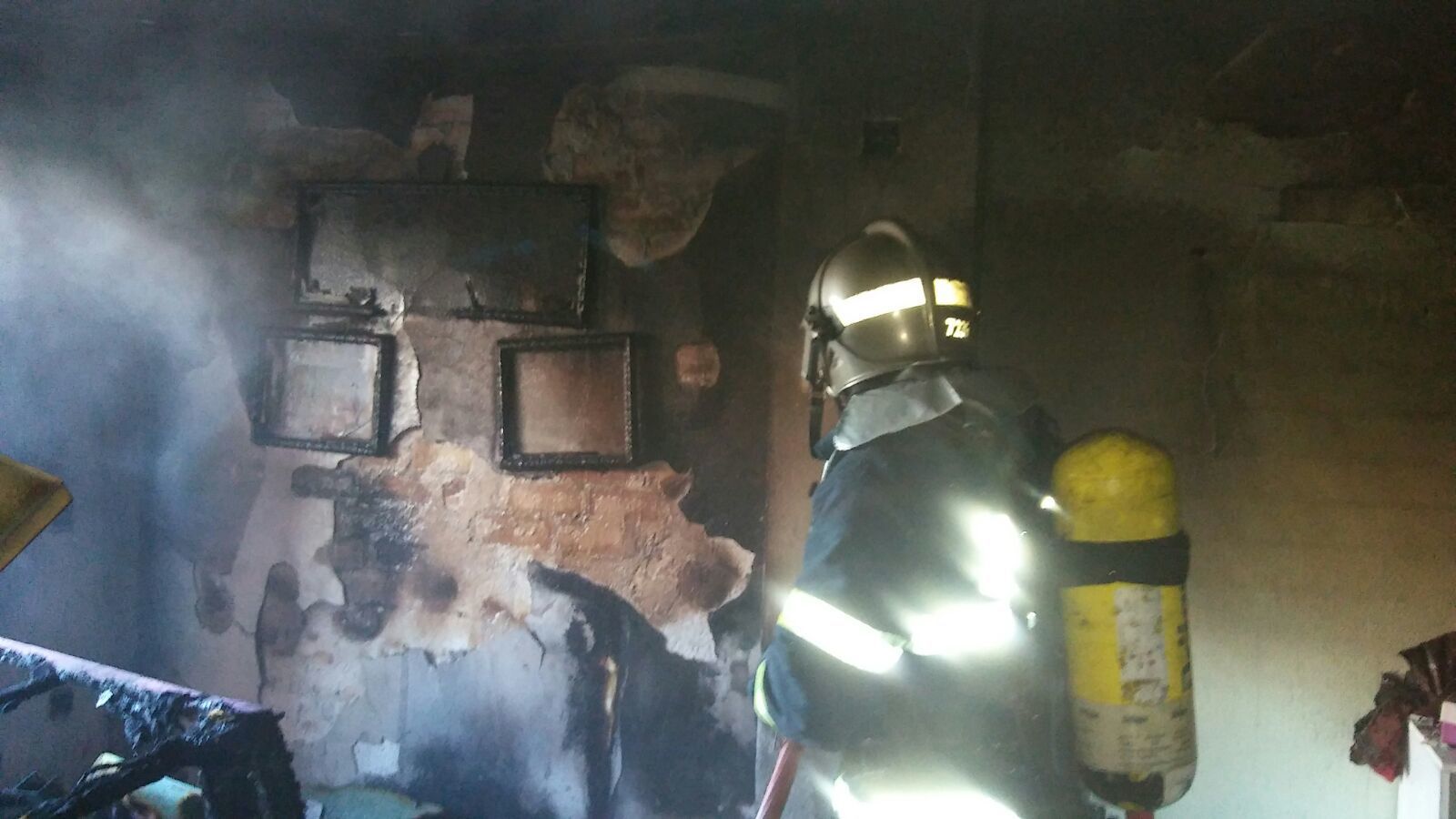 Un bombero, durante la intervención