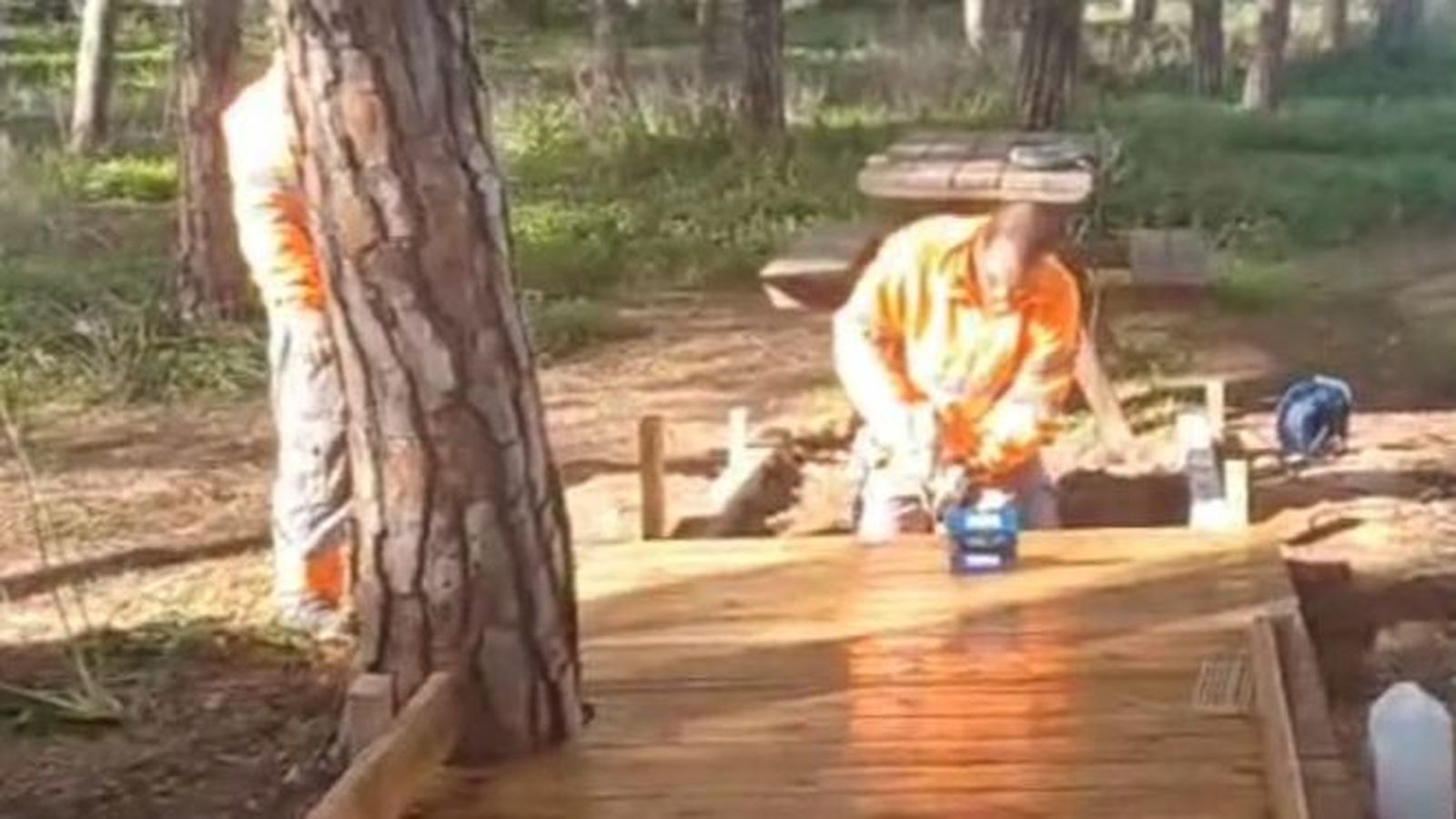 Una imagen de la instalación de las pasarelas de madera.