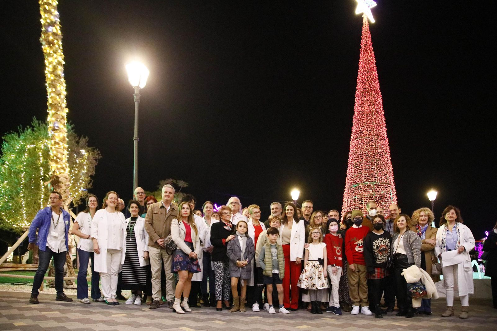 Las imágenes del encendido de la iluminación navideña en el Hospital Torrecárdenas de Almería