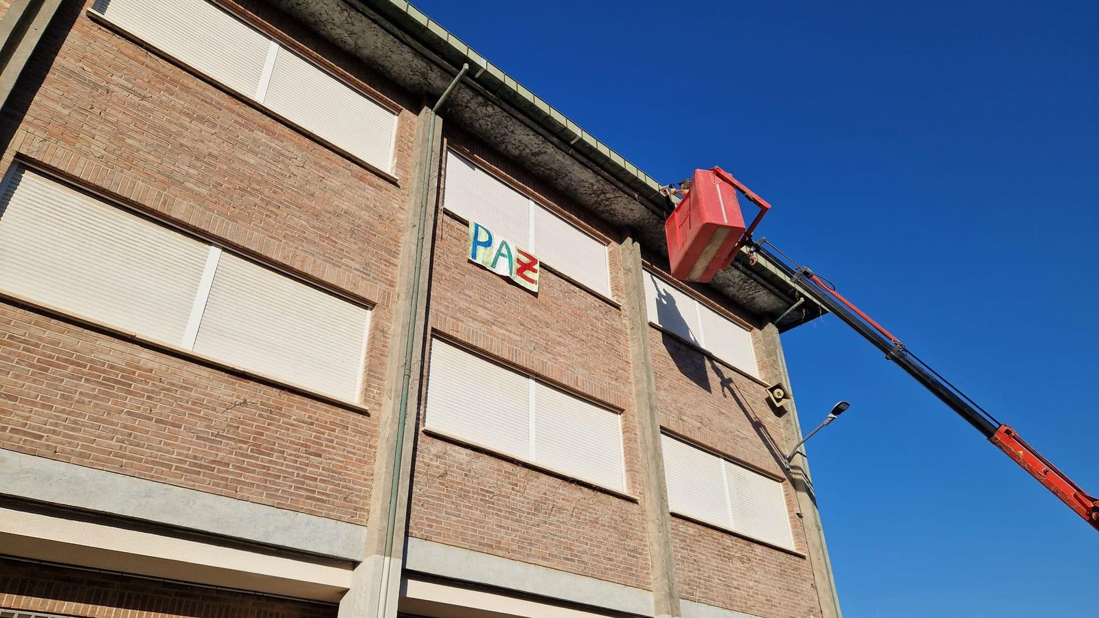 Obreros realizando tareas de mejoras en un centro educativo de Maracena