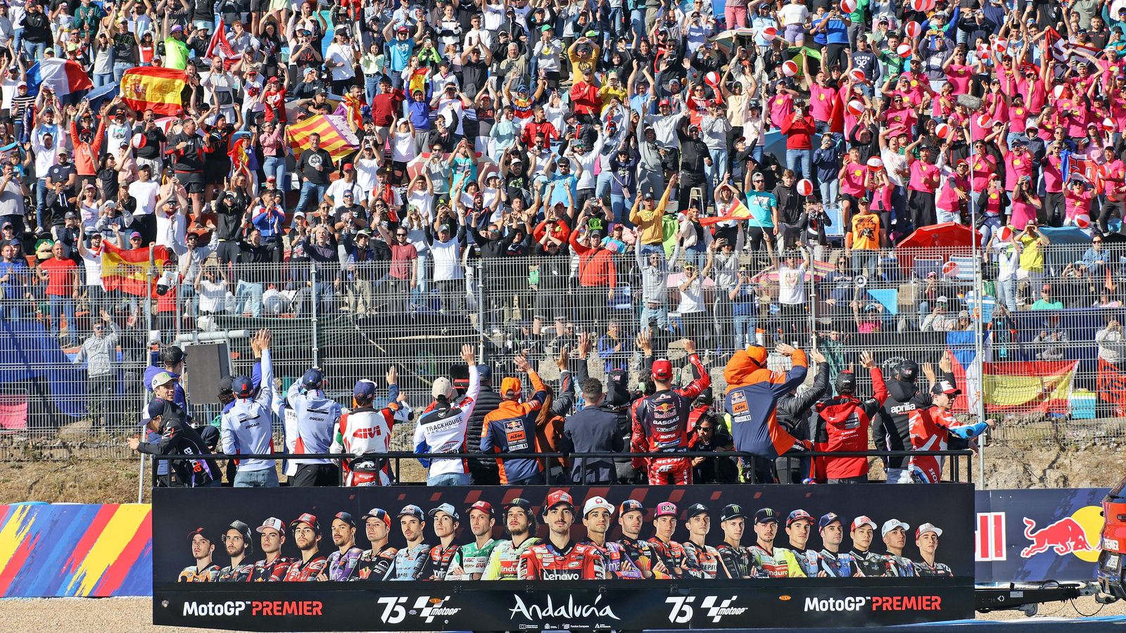 Los pilotos de MotoGP saludan a los aficionados durante el 'rider fan parade'.