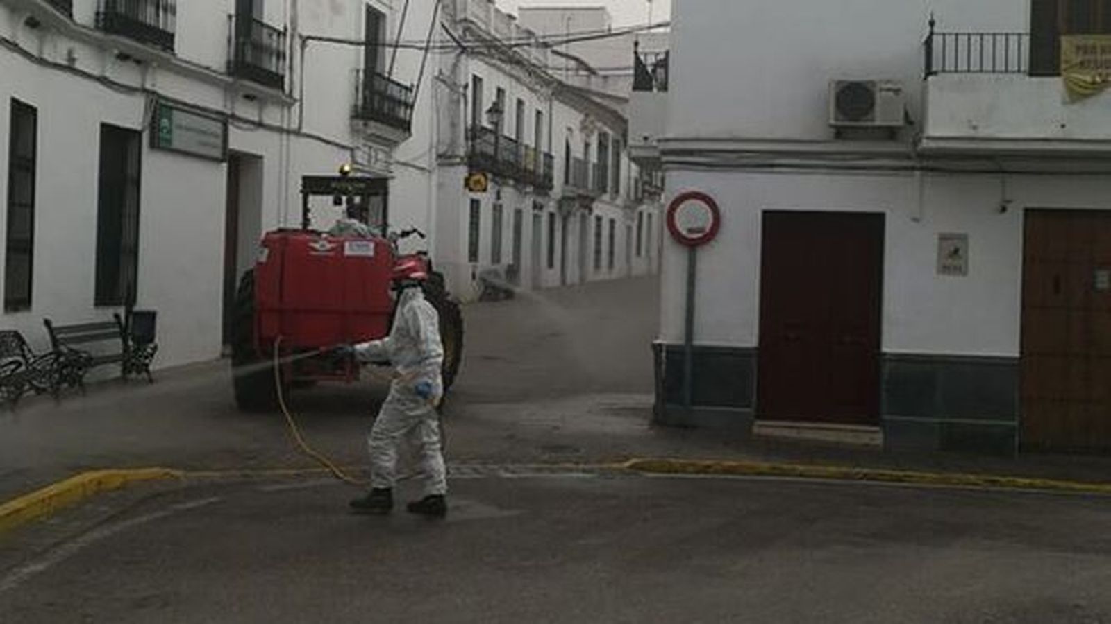 Tareas de desinfección, en Cazalla de la Sierra.