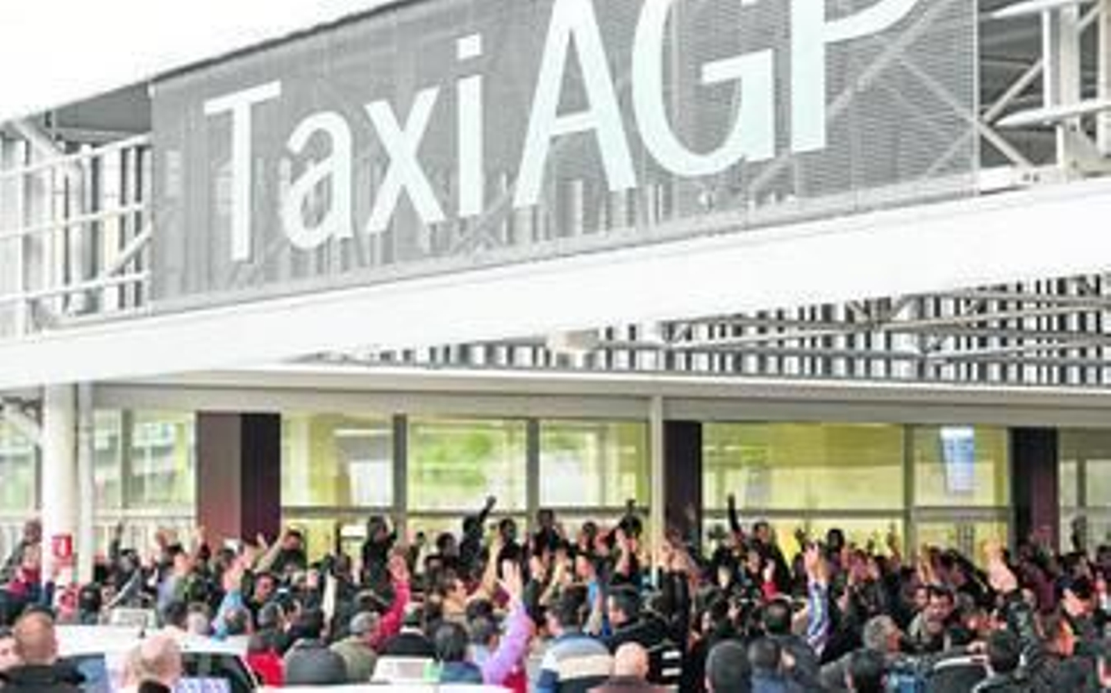 Momento en que los taxistas votaron a mano alzada para seguir o no la huelga en el aeropuerto.