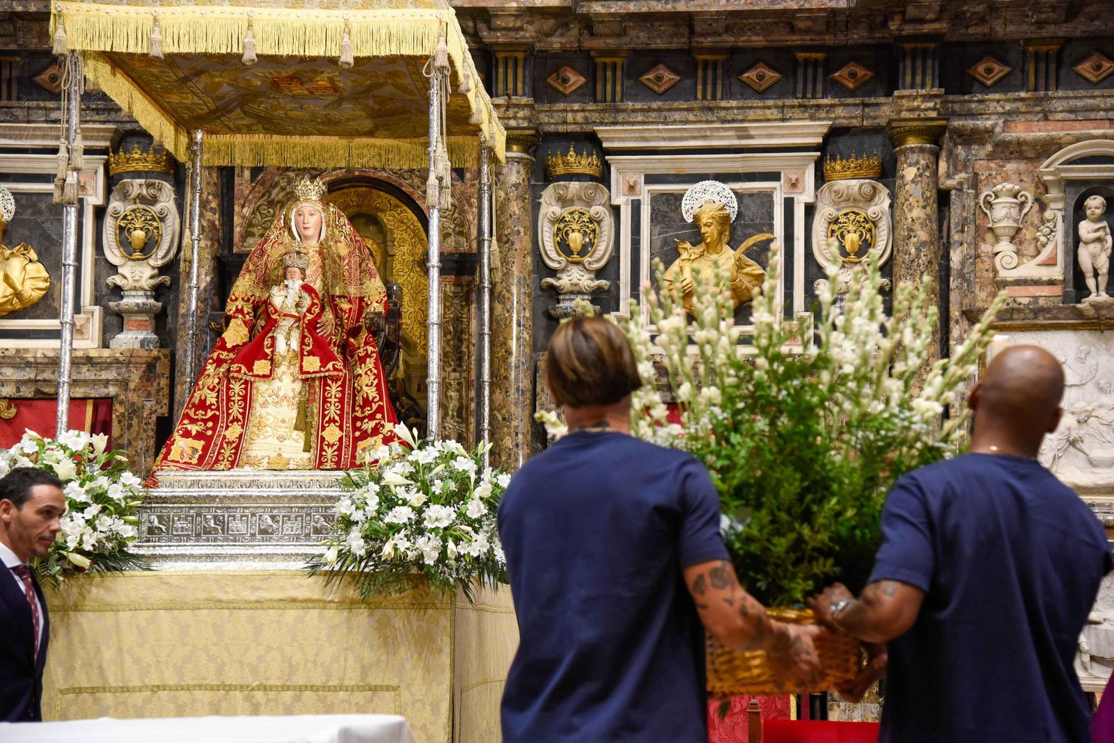 Ofrenda floral del Sevilla a la Virgen de los Reyes