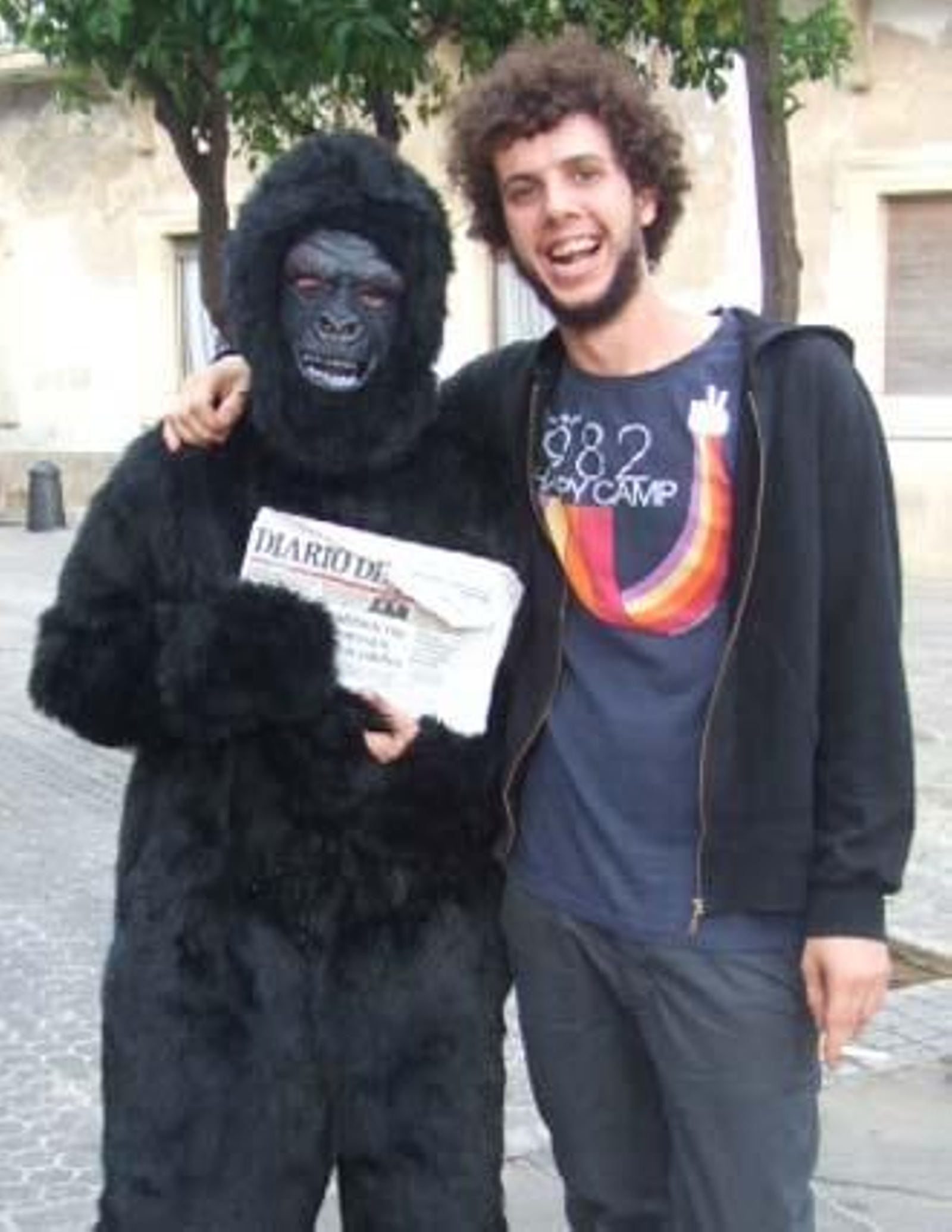 Iba para hombre, pero se quedó en mono. Eso sí, un mono muy leído, que va con su Diario a todas partes. Si te encontraste con nuestro particular monkey el sábado, búscate en esta galería. 

Foto: Senda