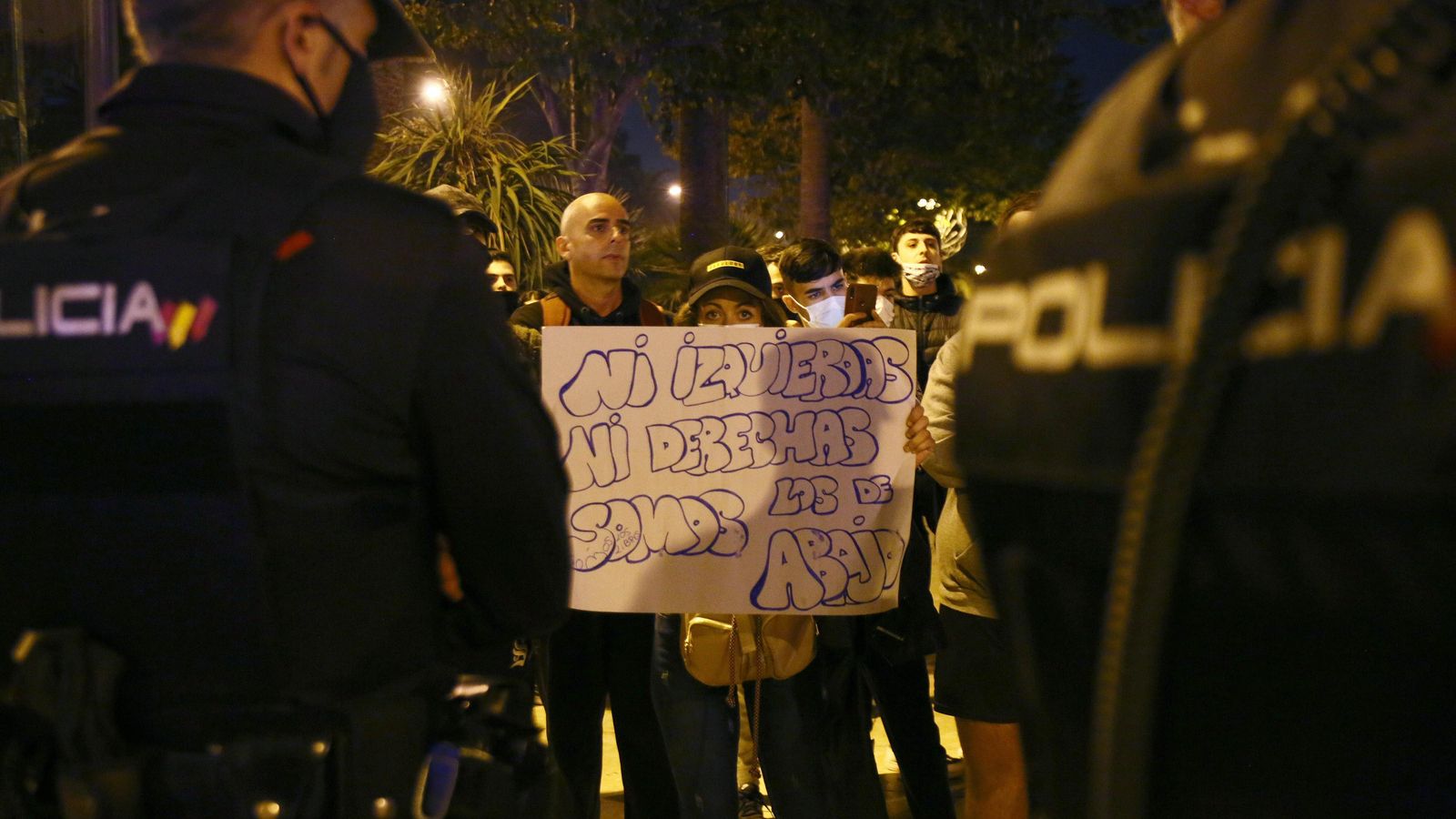 Una mujer muestra uno de los carteles de la protesta.
