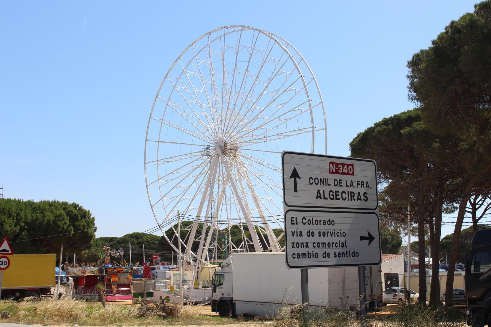 La noria de 30 metros de altura destaca sobre el resto de atracciones instaladas en el recinto ferial conileño.