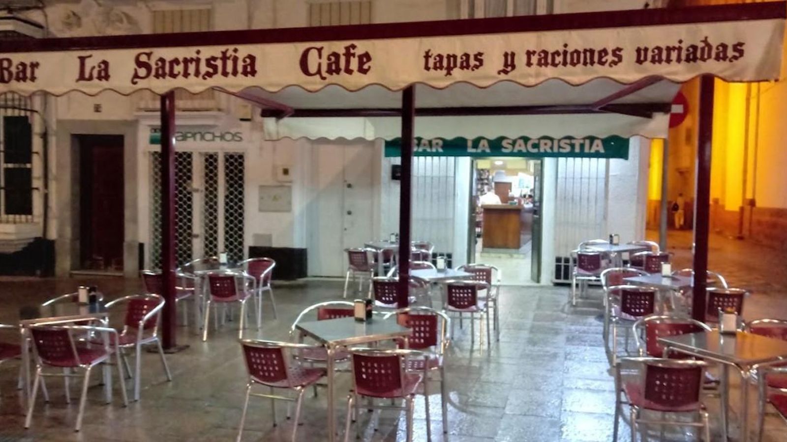 Bar La Sacristía, junto a la iglesia Mayor de San Pedro y San Pablo / Dirección: calle Real, 75