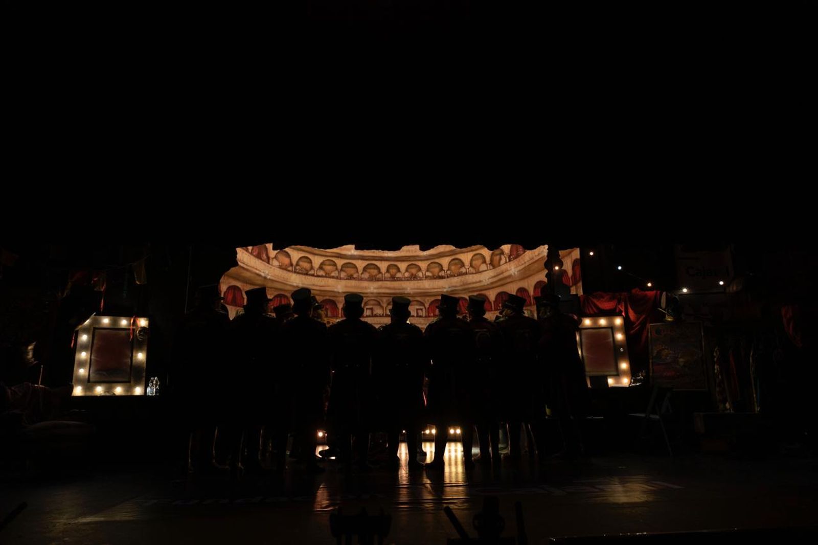 Una imagen de una comparsa sobre las tablas del Gran Teatro Falla.
