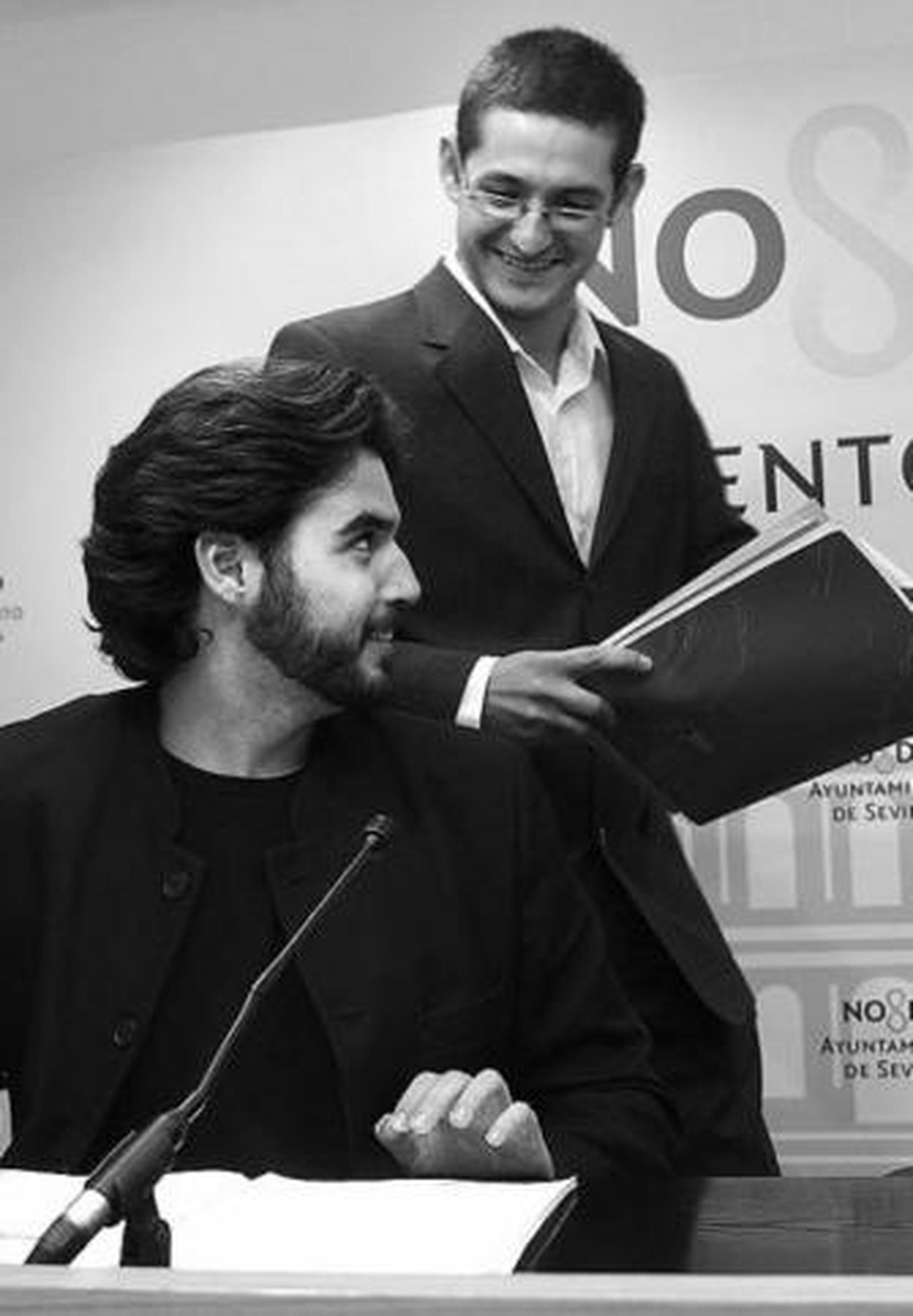 Miguel López Adán, de pie, en una imagen de archivo junto a Silva (IU).