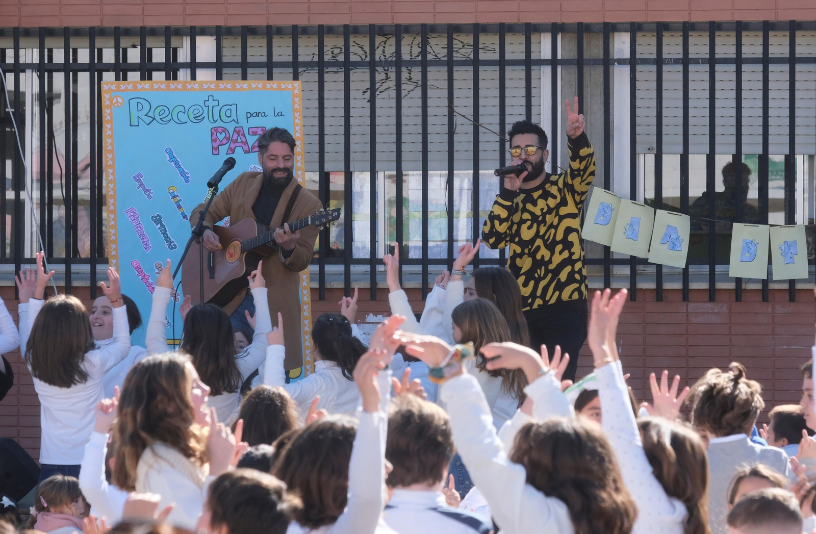 El concierto de Los Aslándticos en el colegio Pablo García Baena de Córdoba, en imágenes