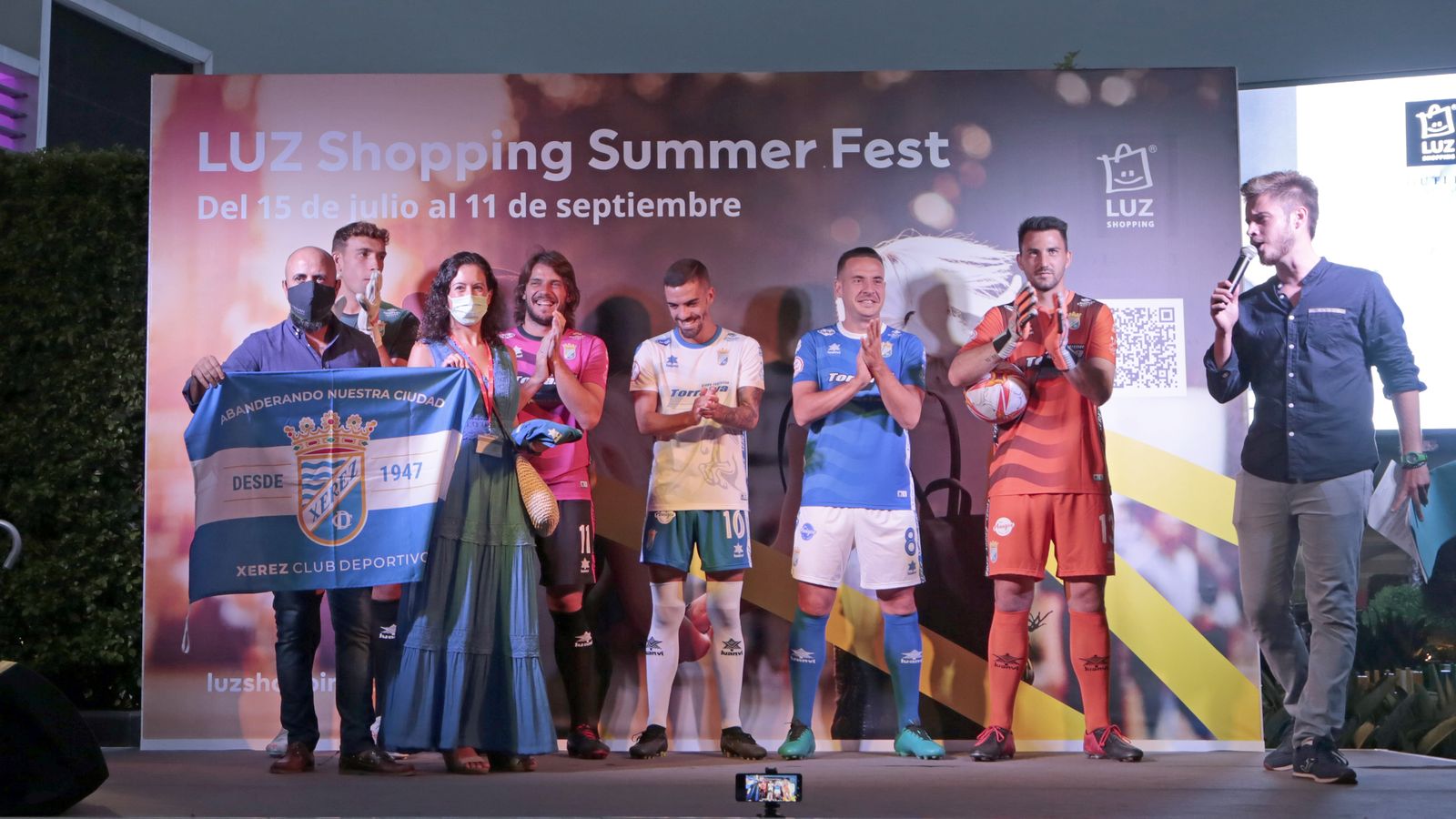 Imágenes de la presentación de las nuevas camisetas del Xerez CD en Luz Shopping