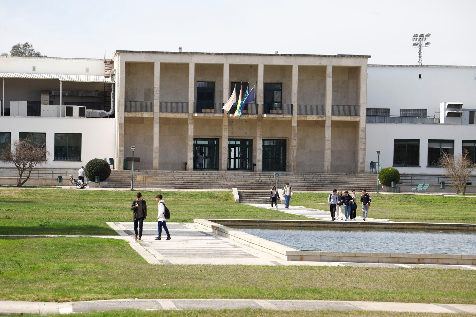 Grupos de alumnos pasean por el campus de Rabanales de la Universidad de Córdoba.
