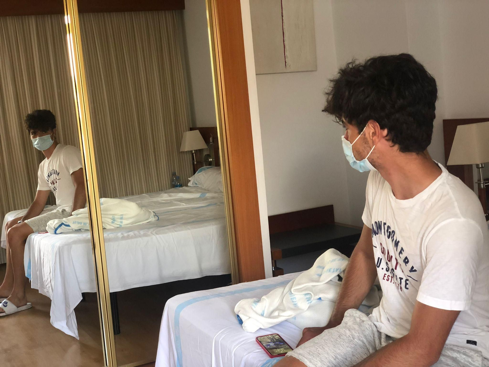 Diego López, de 18 años, en la habitación del hotel de Mallorca donde se encuentra en cuarentena junto a otro compañero.