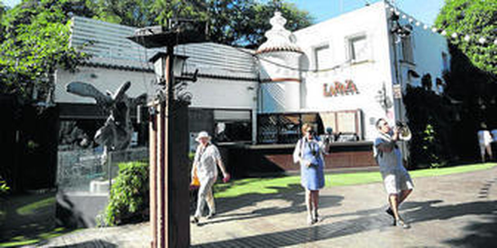 Fachada principal del restaurante La Raza, en el Parque de María Luisa.