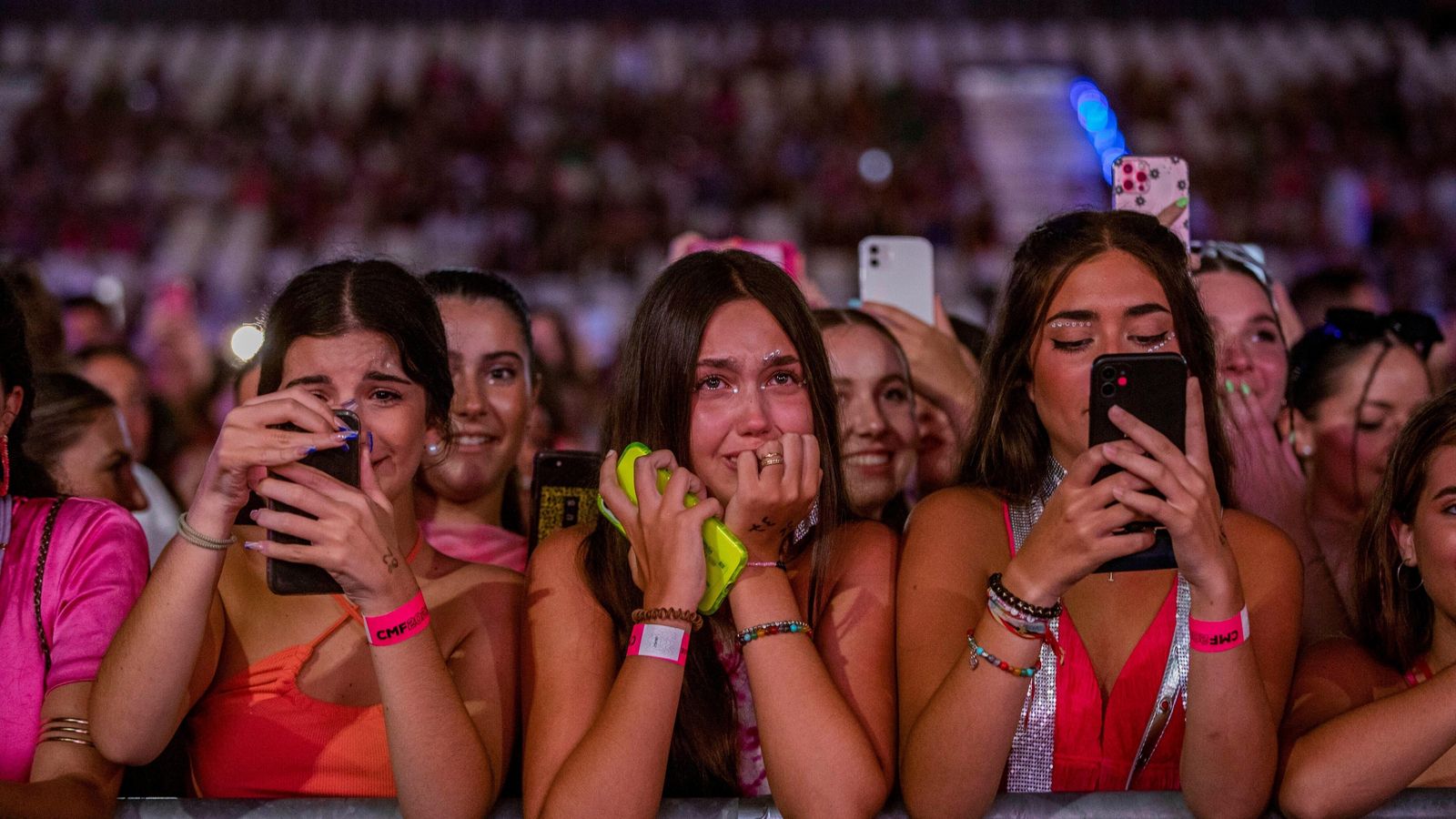 Adolescentes graban emocionadas a su ídolo en Sancti Petri.