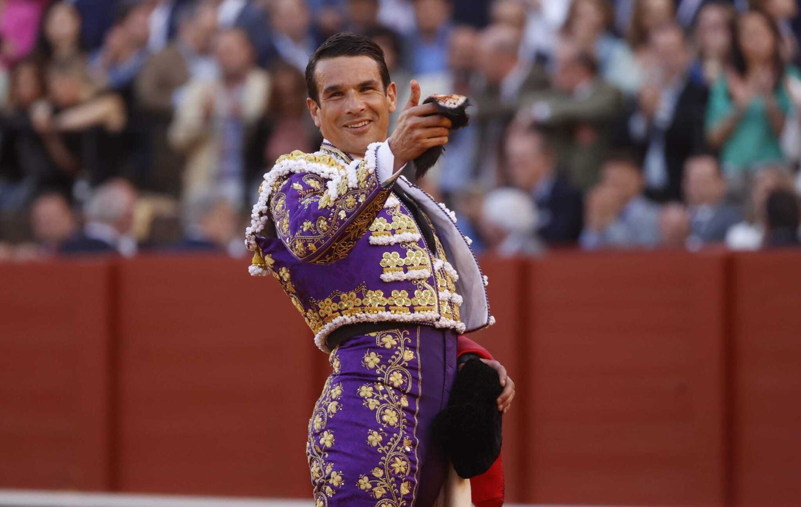 Manzanares con la oreja cortada al sexto.