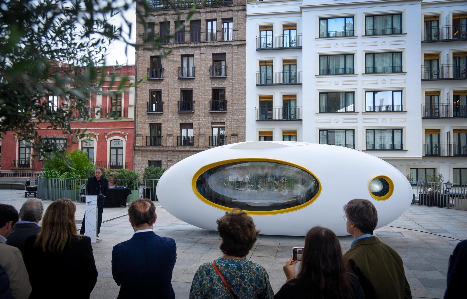 Presentación de la obra escultórica de Dionisio González, en la Plaza Mayor de las Setas