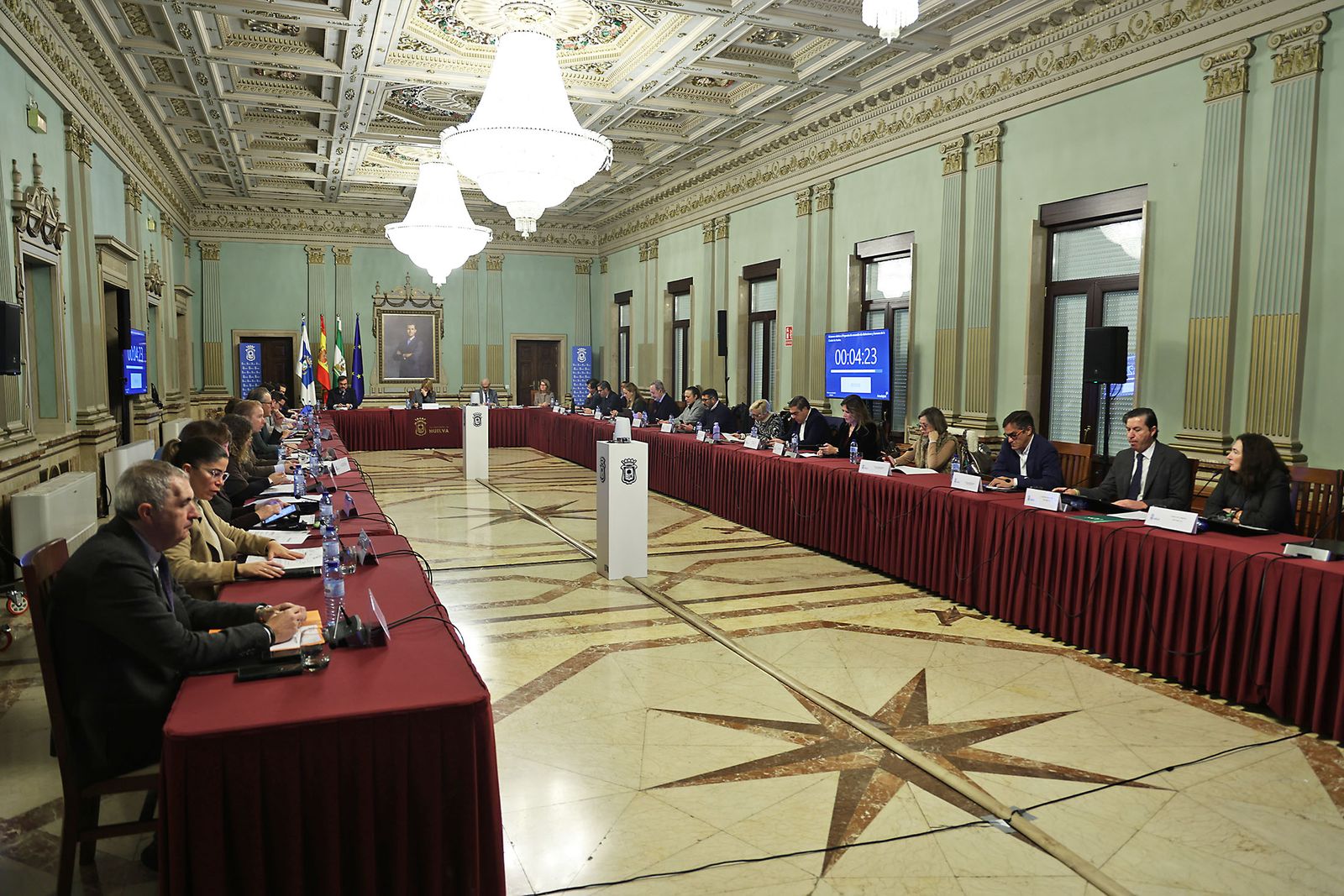 Las fotografías del pleno extraordinario en el Ayuntamiento de Huelva por la concesión de distinciones y honores de la Ciudad de Huelva
