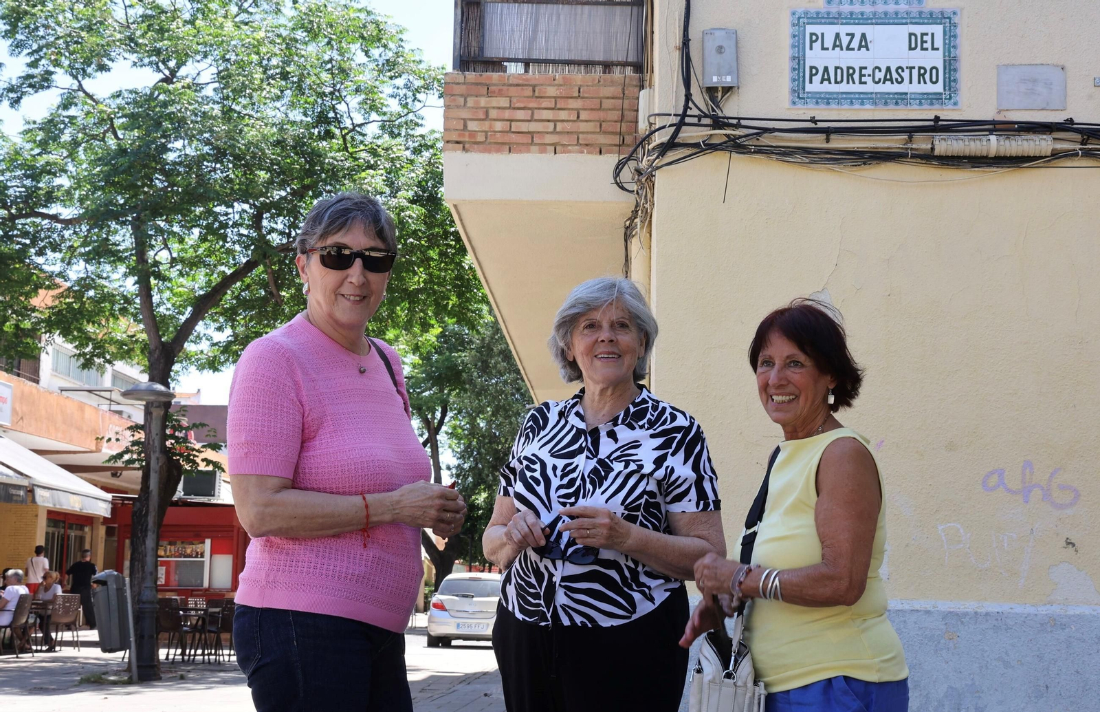 Julia Gutiérrez, Nati Asuero y Maribel Cruces, ayer en la Plaza Padre Castro en el Parque Alcosa.