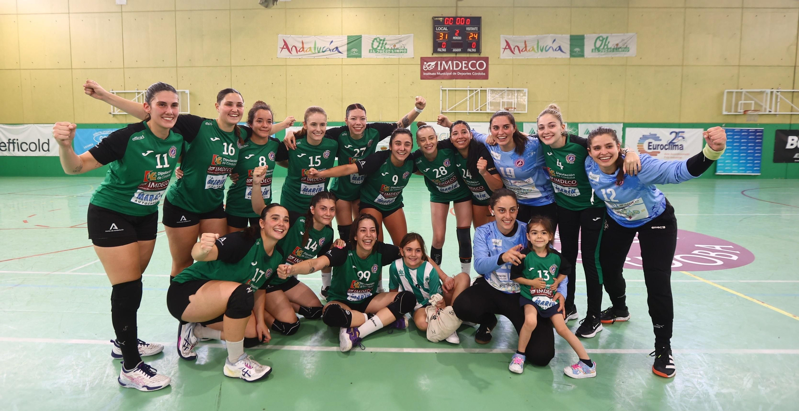 Las jugadoras del Adesal celebran el triunfo en La Fuensanta.