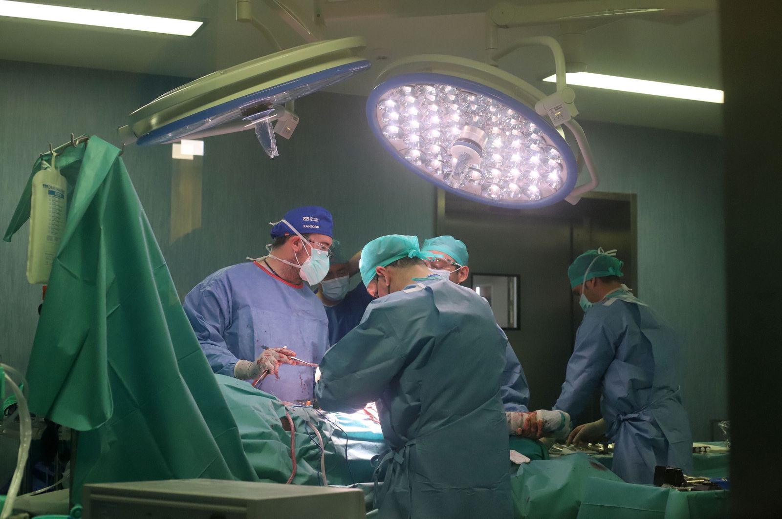 Cirujanos en una operación en quirófano.
