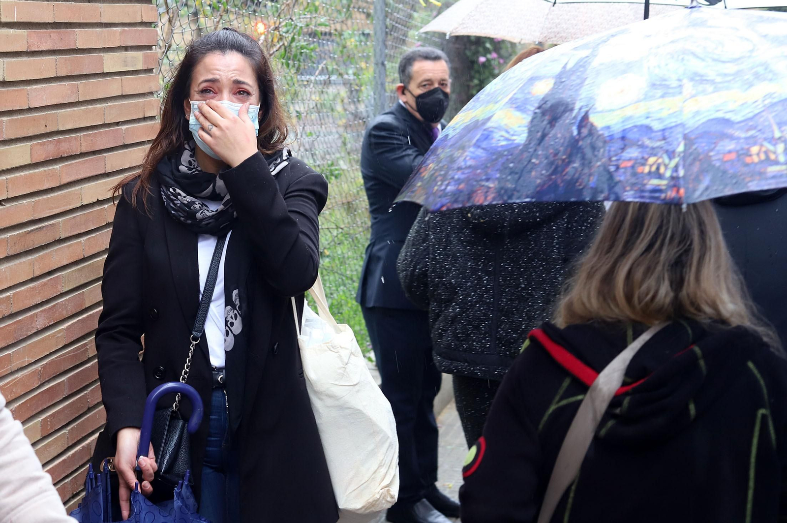 Imágenes de la procesión del Cautivo  bajo la lluvia en Huelva