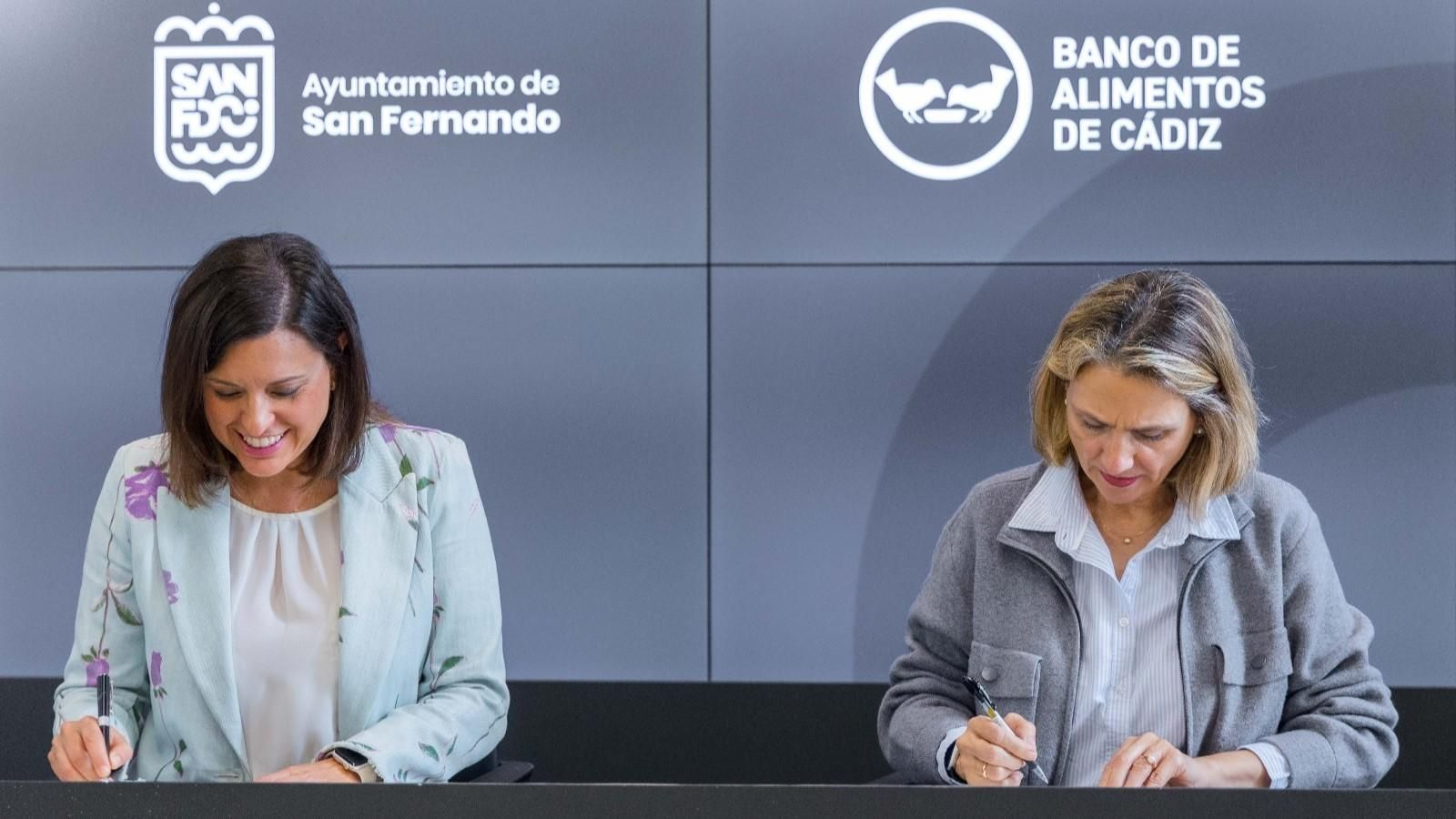 La alcaldesa de San Fernando, Patricia Cavada, y la presidenta del Banco de Alimentos de Cádiz, María Isabel Gomis, en el momento de firmar el convenio esta semana en el Ayuntamiento isleño