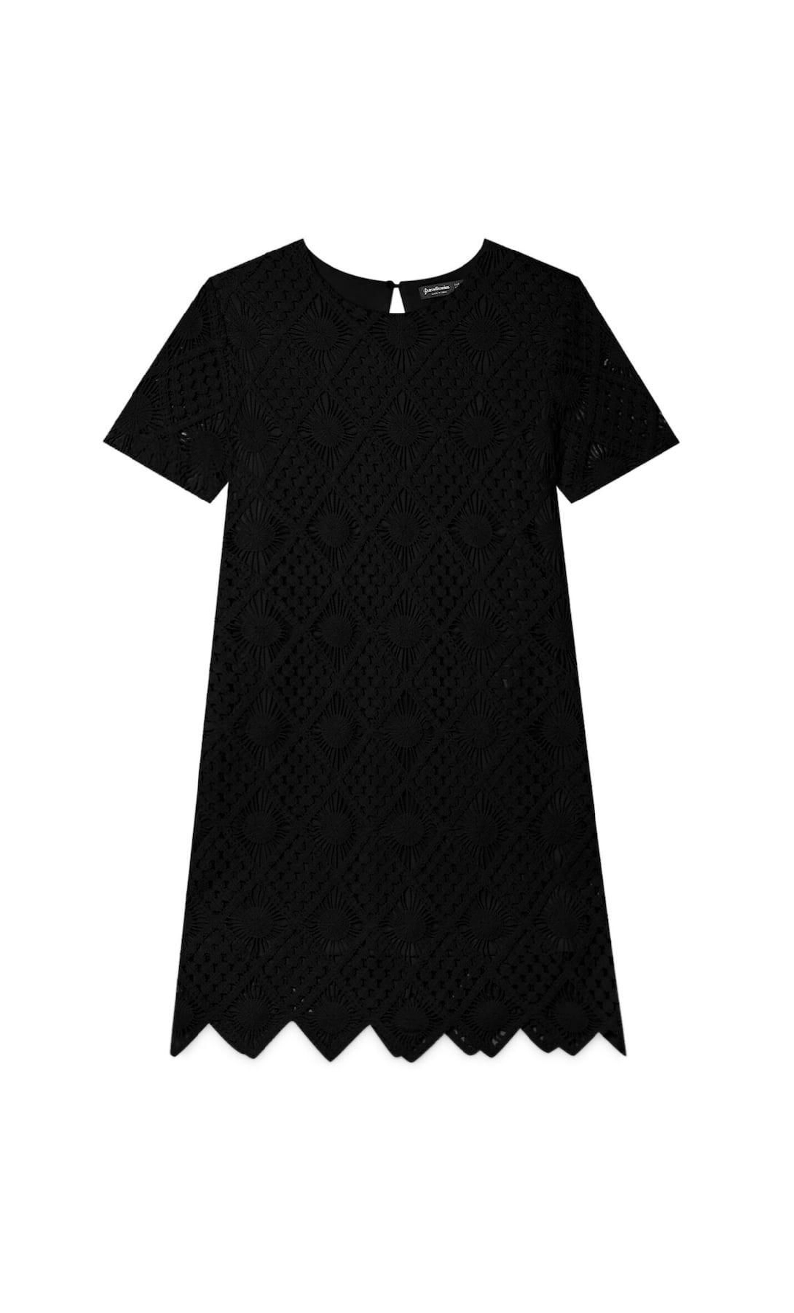 Vestido de crochet de color negro de Stradivarius.