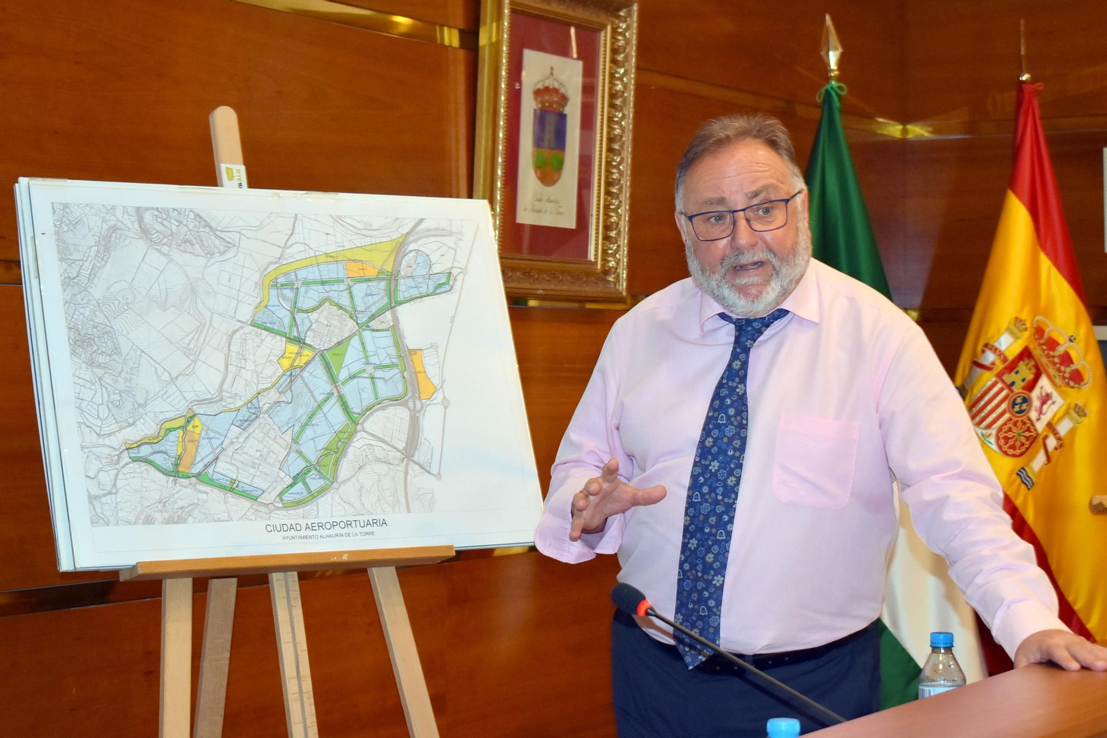 El alcalde explica el proyecto de la Ciudad Aeroportuaria en Alhaurín de la Torre. El alcalde explica el proyecto de la Ciudad Aeroportuaria en Alhaurín de la Torre.