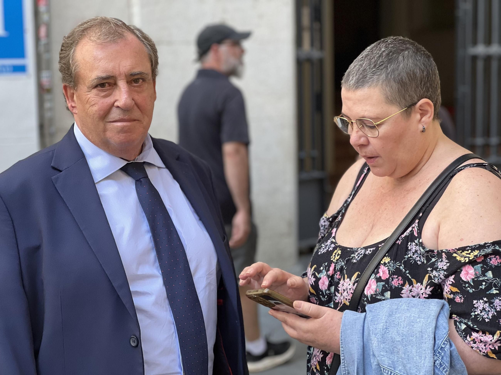 El abogado de la asociación Amama, Manuel Jiménez Soto, y Anabel Cano, una de las afectadas.