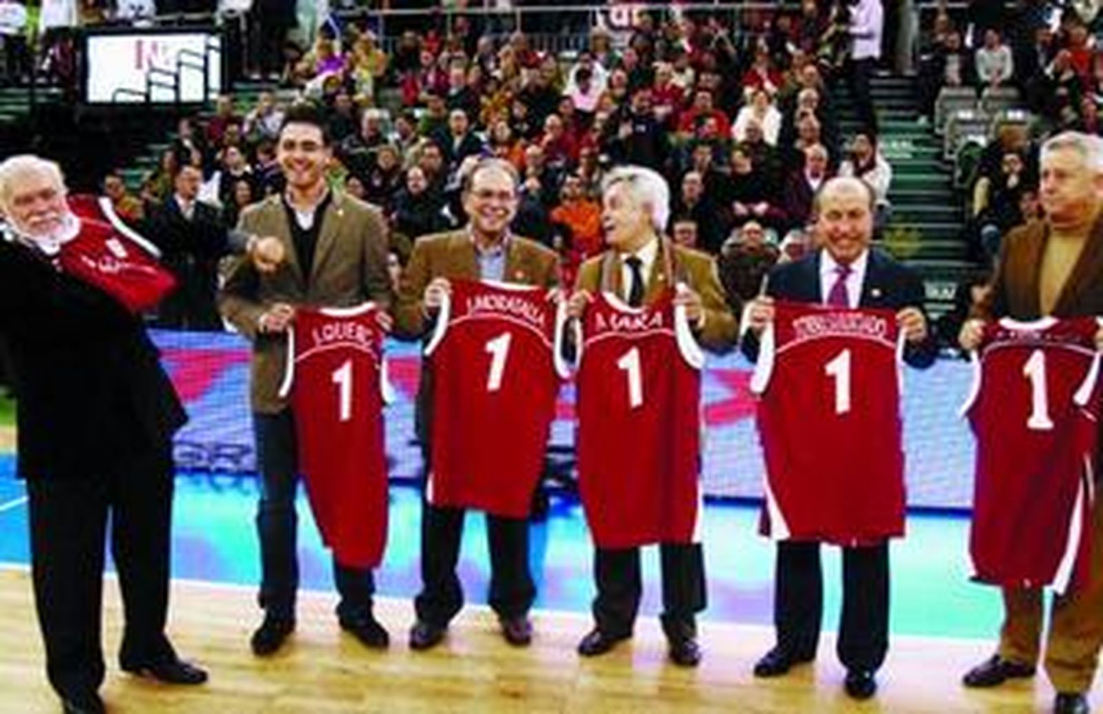 1. El club reconoció el apoyo de los alcaldes democráticos de Granada al baloncesto de la ciudad. Sólo Gabriel Díaz Berbel se puso la camiseta.  2. Impresionante aspecto en las puertas del Palacio de Deportes antes del inicio del encuentro. 3. Un aficionado plasmó la ilusión colectiva que había por ver al CB Granada meterse en la Copa del Rey por primera vez en la historia. 4. Las gradas del recinto deportivo del Zaidín mostraron ayer el mejor aspecto de la temporada. 5. La pancarta desplegada en el graderío lo dice todo.  6. Un componente del Frente Nazarí, muy activo durante todo el partido, guía al público para animar al equipo de Valdeolmillos.