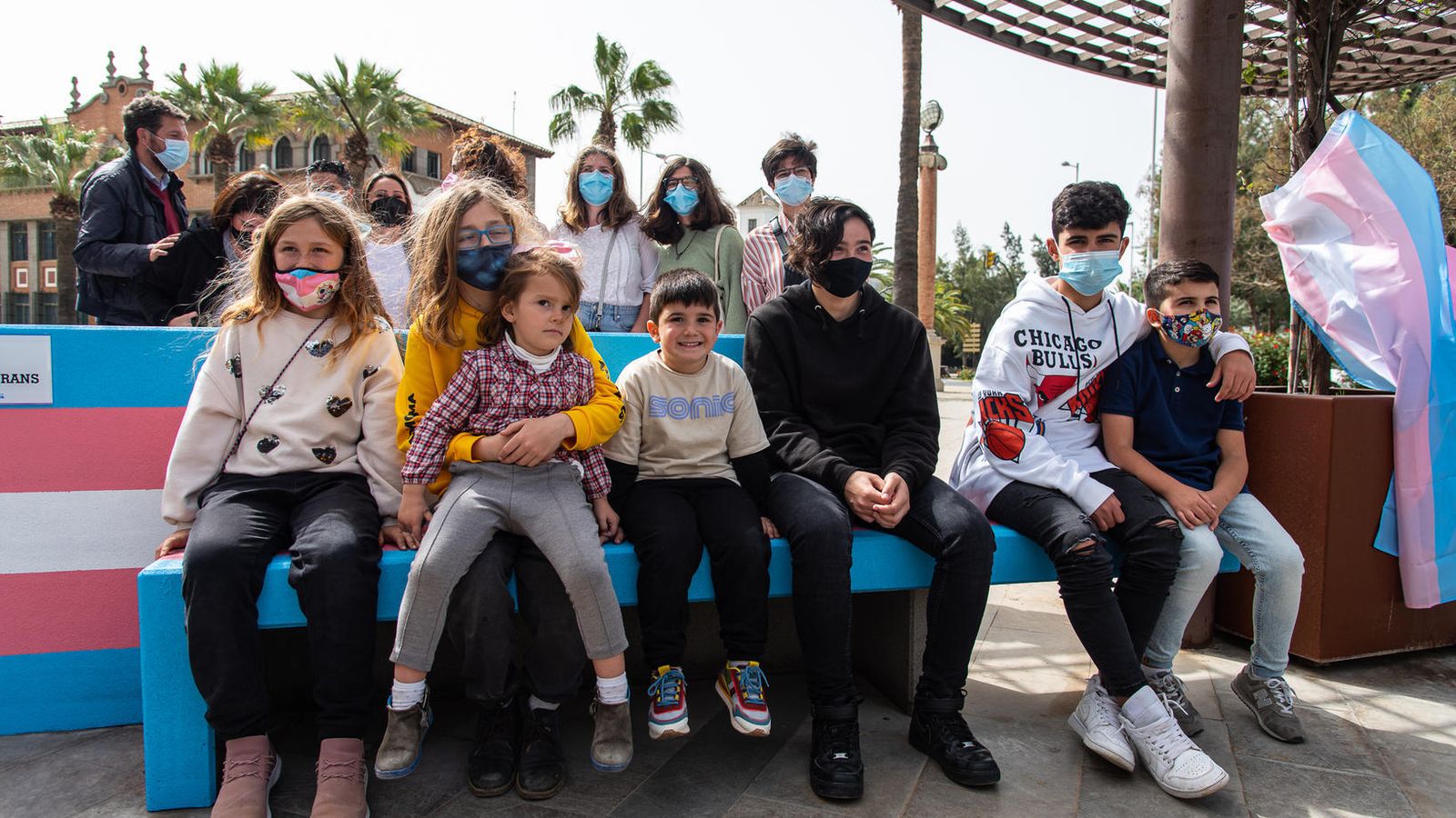 Menores trans y familiares durante la presentación del banco