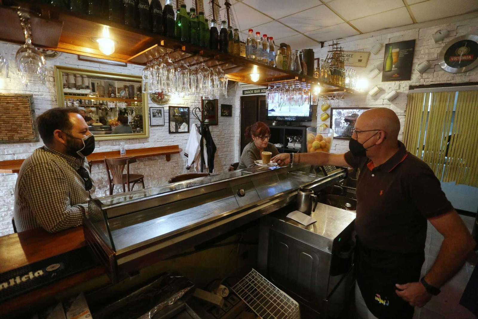 Málaga inicia la fase 3 en la barra del bar, en fotos