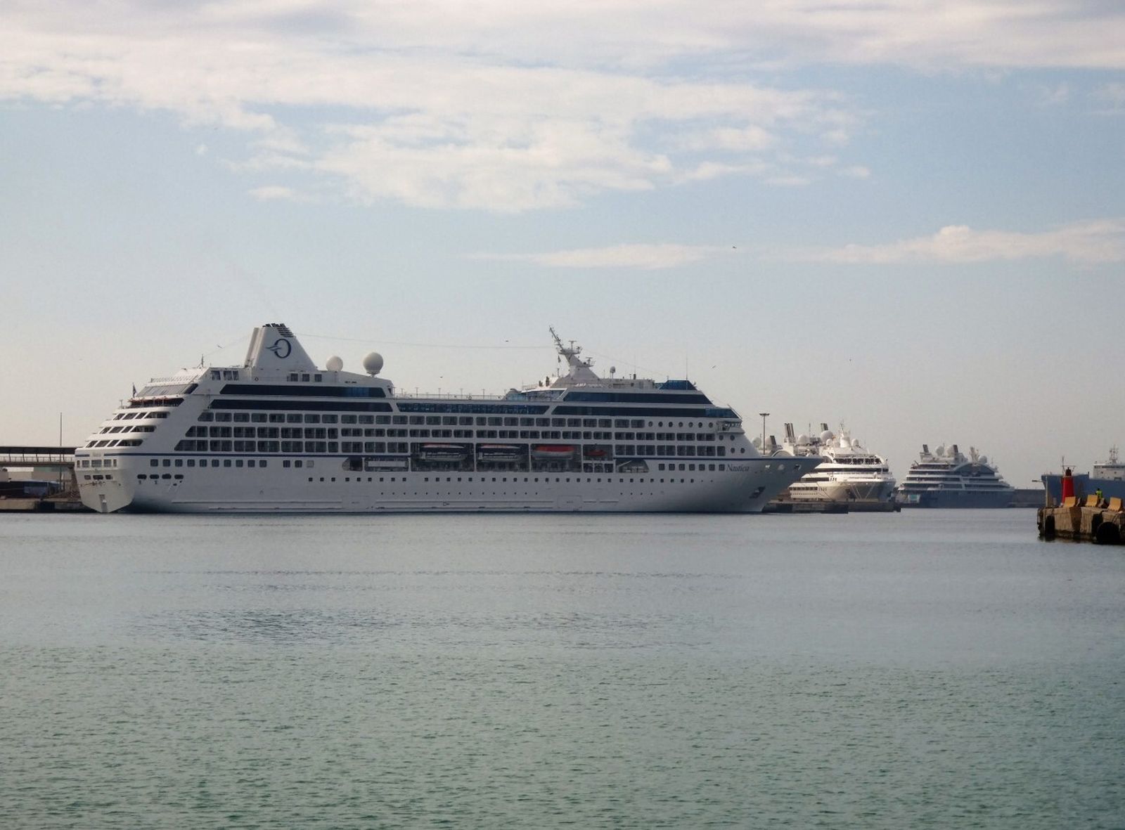 Varios buques de crucero en el puerto de Málaga este jueves.