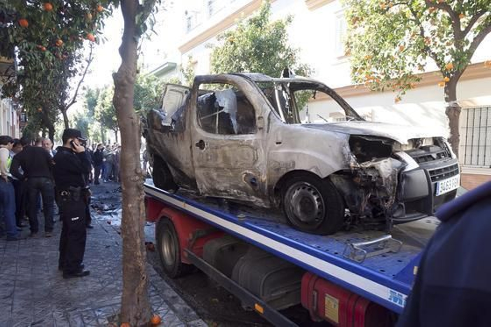 Una grúa recoge la furgoneta siniestrada.

Foto: EFE