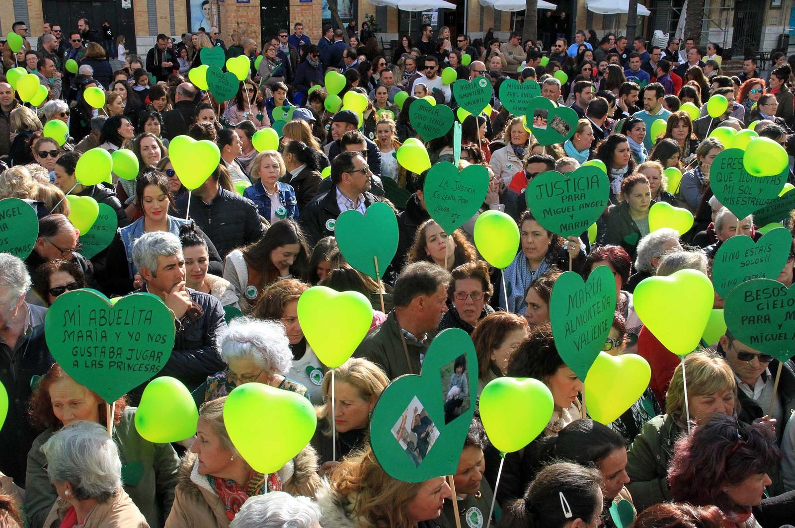 Imágenes de la concentración en la Plaza de las Monjas pidiendo justicia para las víctimas del doble crimen de Almonte